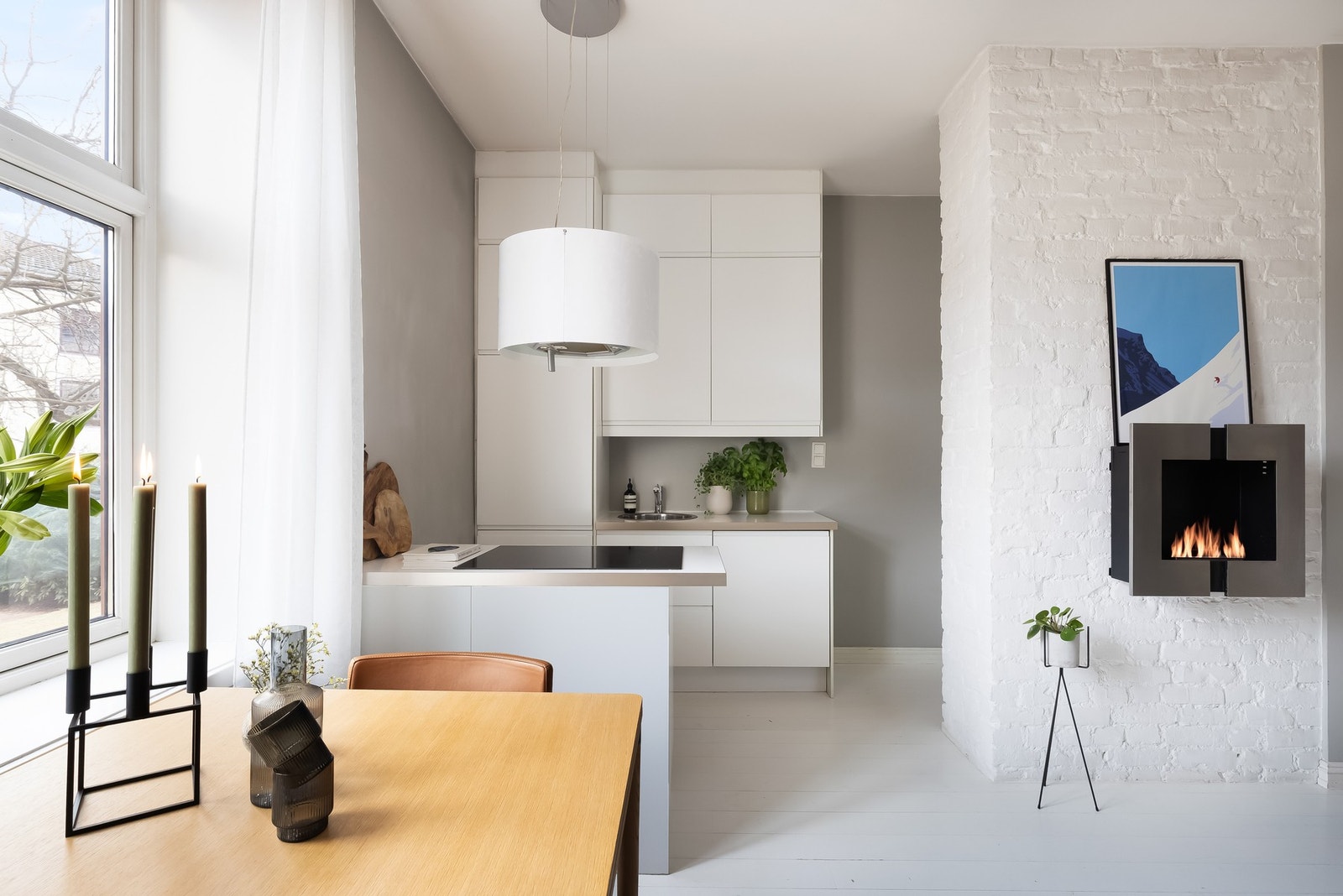 Fin og naturlig plass til spisebord ved vinduet. Galleribilde