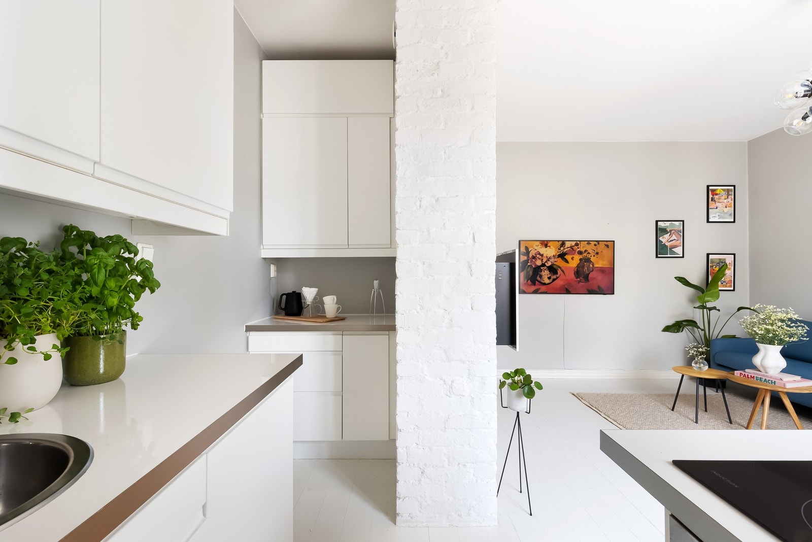 Skapene strekker seg helt opp til taket, noe som gir ekstra lagringsplass og et ryddig uttrykk. Galleribilde