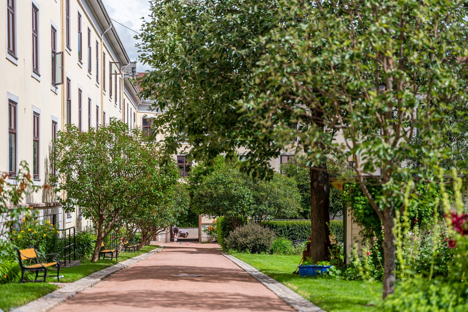 Her finner du blant annet grill og sittegrupper samt en stor plen som gir følelsen av å ha en liten rolig park utenfor døren. Galleribilde