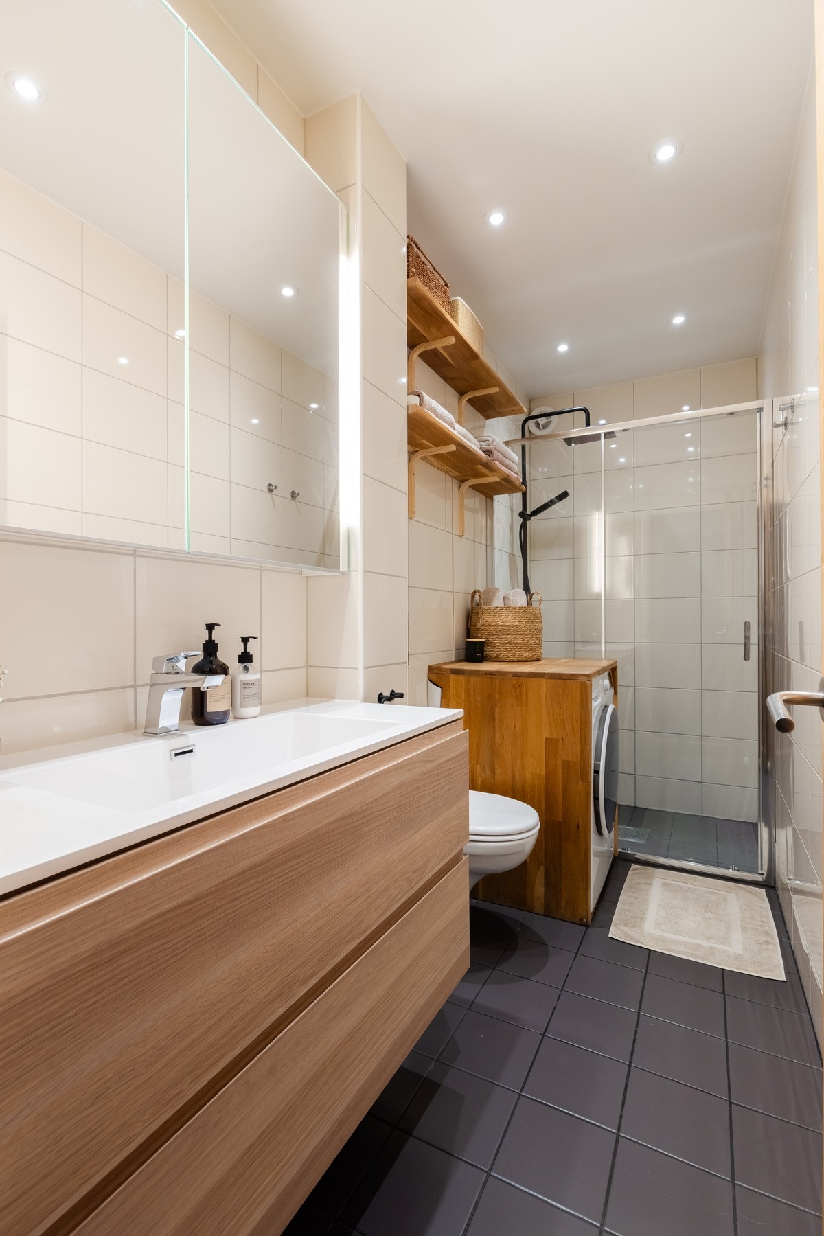 Badet er flislagt med gulvvarme og ble pusset opp i 2019. Galleribilde