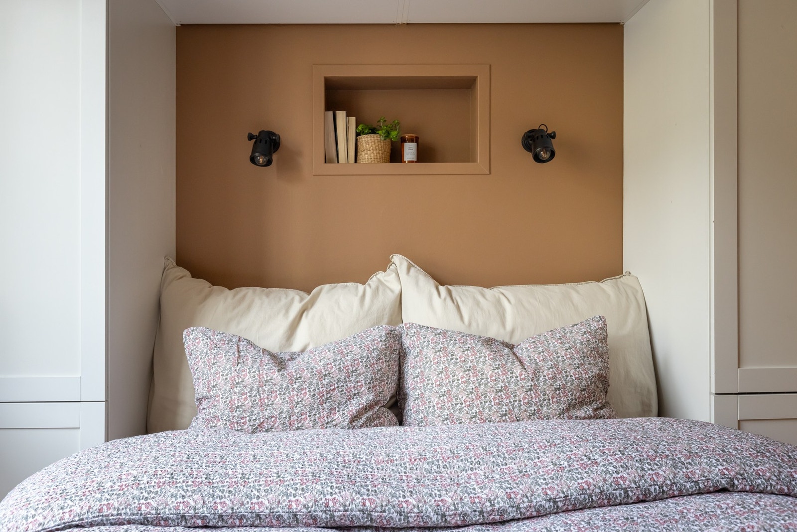 Her er det plass til en bred seng og stor garderobeskap rundt sengen. Galleribilde