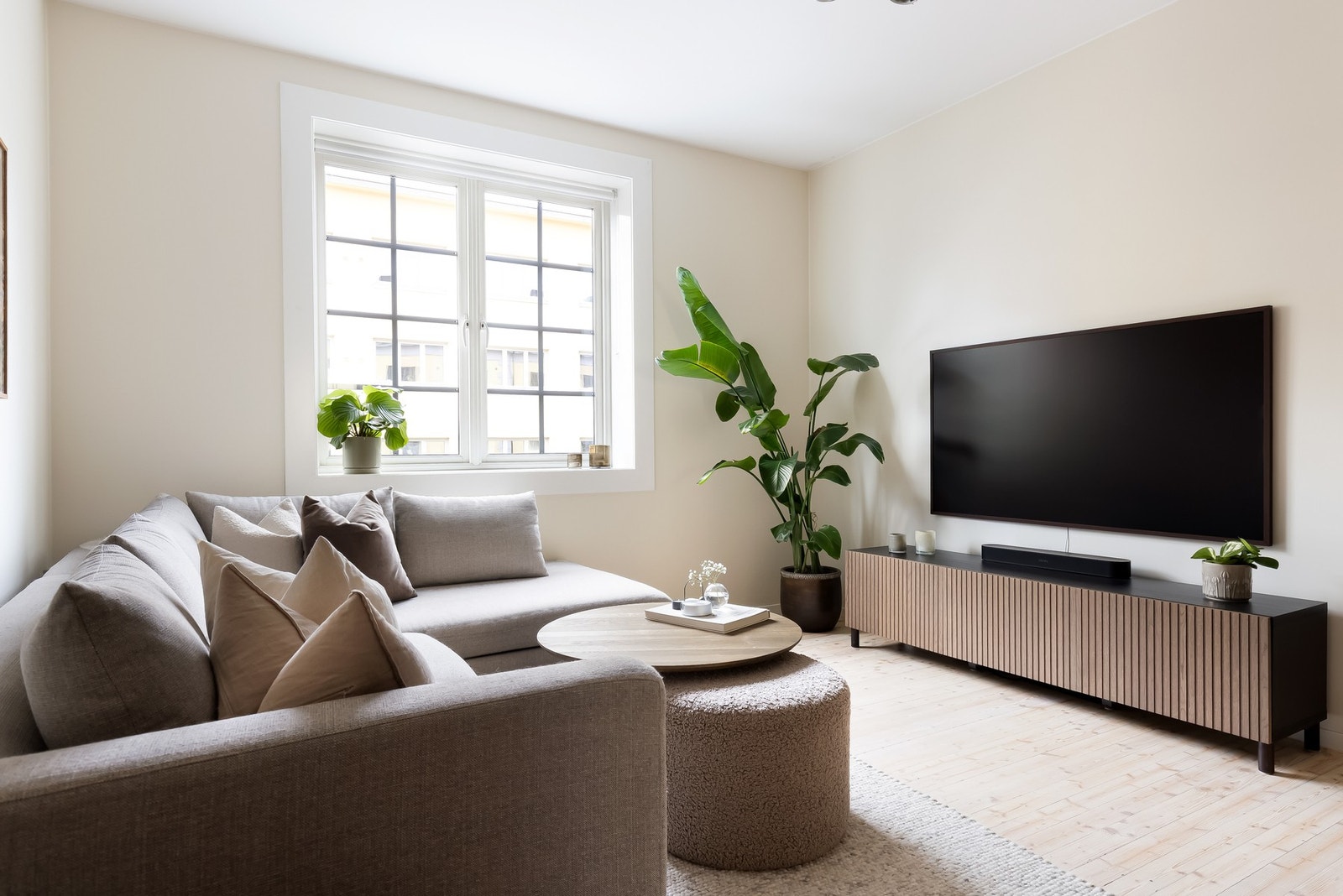 I stuen er det store vindusflater som sørger for godt med lysinnslipp og er med på å gi en god romfølelse. Galleribilde