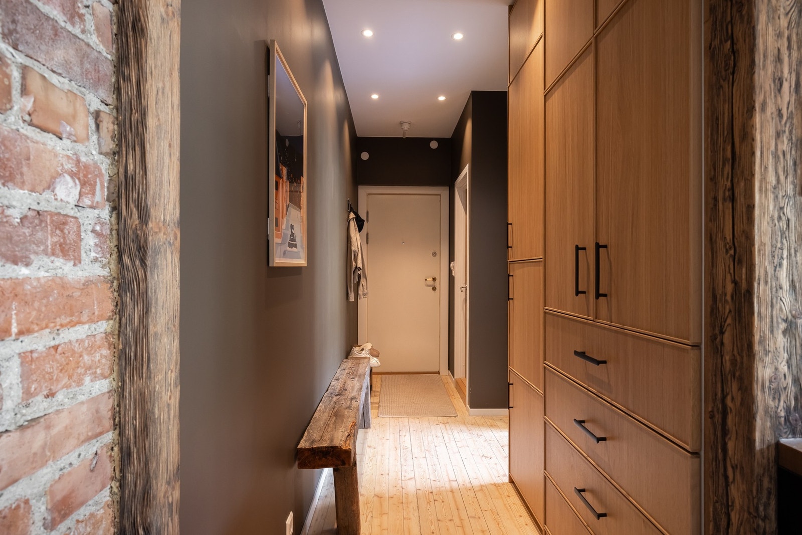 Fra felles trapperom ønskes du så velkommen inn i en lys og romslig entré hvor det er god plass til å henge fra seg yttertøy og sette fra seg sko. Galleribilde