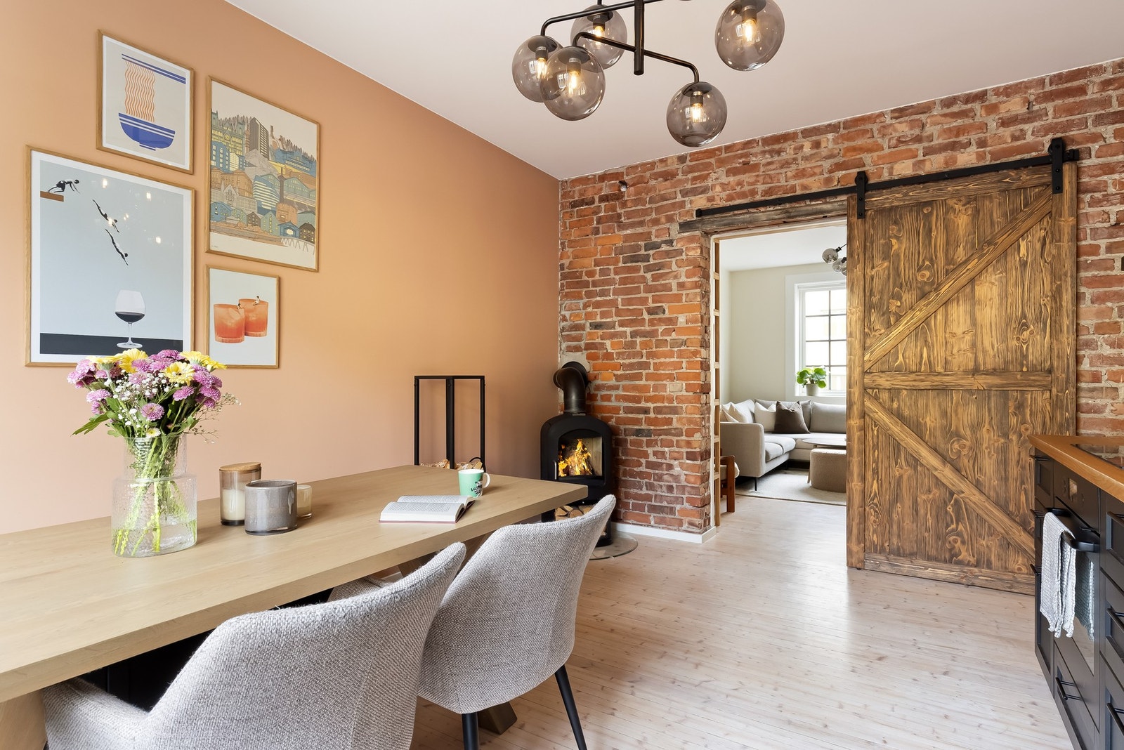 Her har man et hyggelig og sosialt allrom. Galleribilde