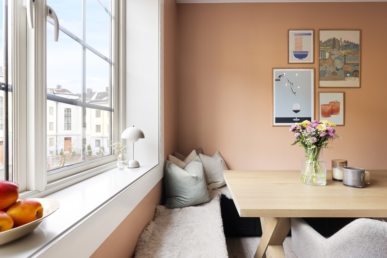 Her kan du også sitte å nyte frokosten og samtidig se utover den flotte bakgården. Galleribilde