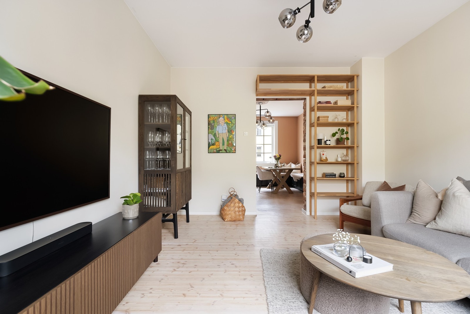 Det sjarmerende med klassiske leiligheter er de store vindusflatene, takhøyden og romslige rom. Galleribilde