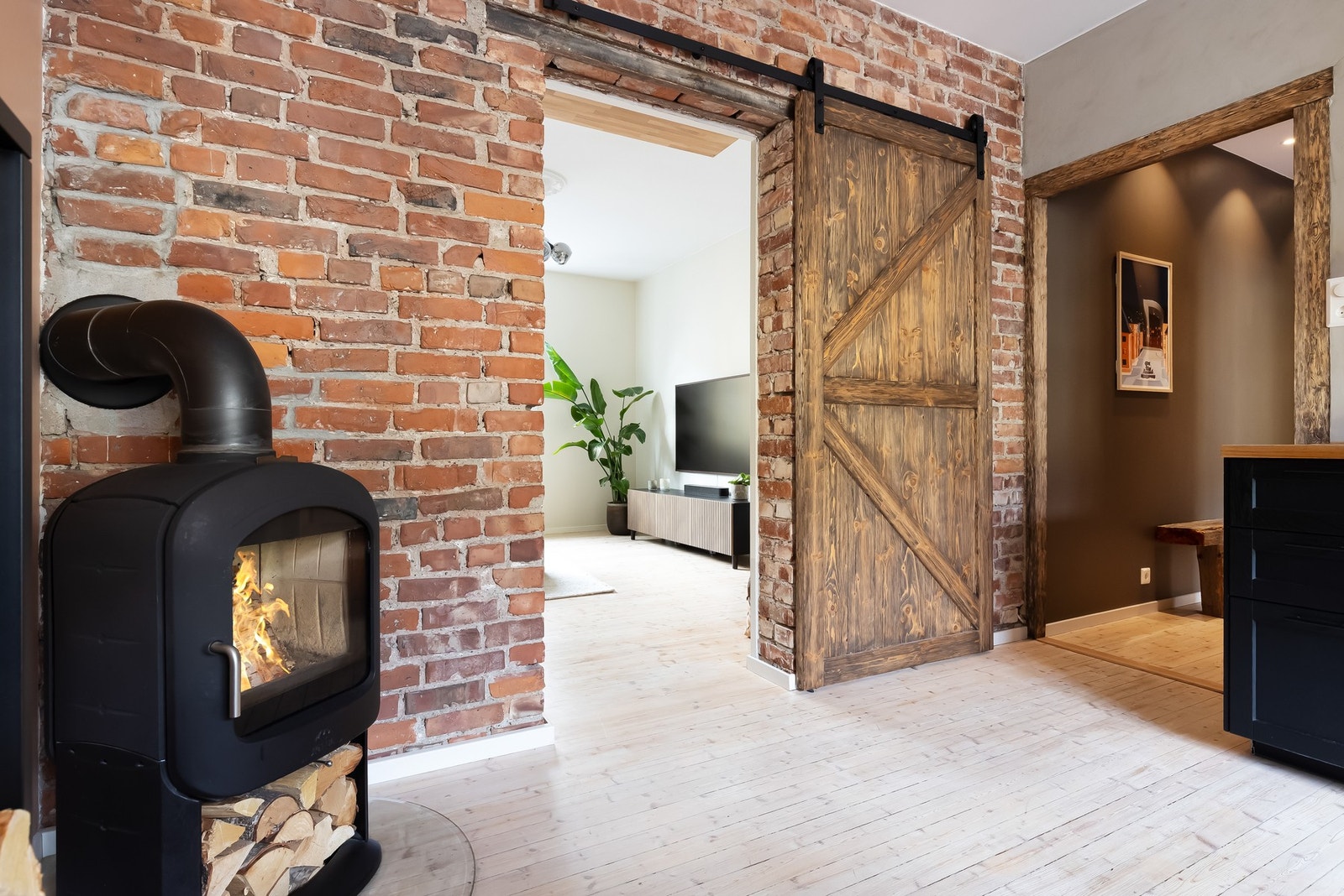 Dette er en gjennomført, klassisk og romslig 2-roms leilighet med etterspurt beliggenhet i en ærverdig Torshovgård. Galleribilde