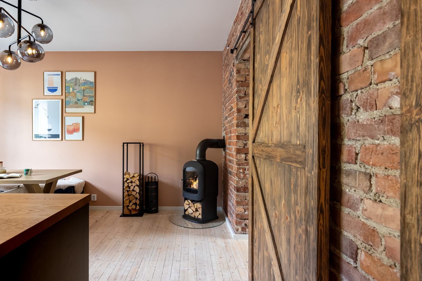 Leiligheten er holdt i harmoniske fargetoner og gir med det en lun og innbydende atmosfære. Galleribilde