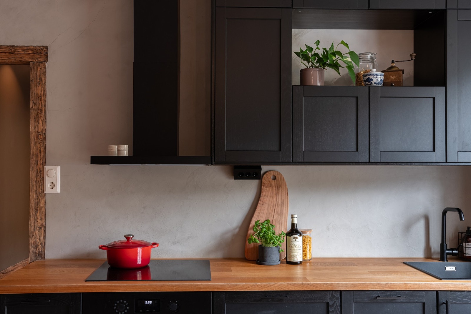 Her vil du oppleve god plass til matlagingen, samtidig som det er svært god oppbevaringsplass. Galleribilde