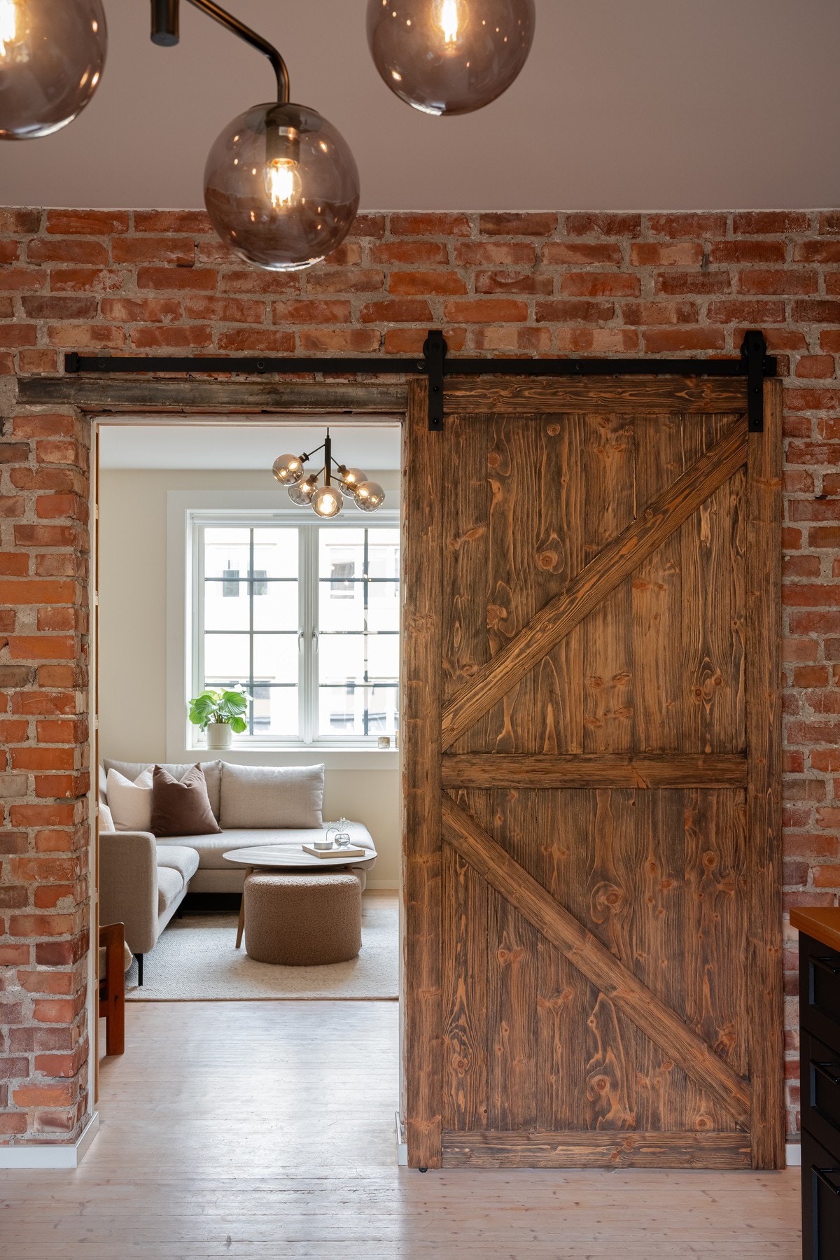 Legg merke til den stilige skyvedøren mellom rommene. Galleribilde