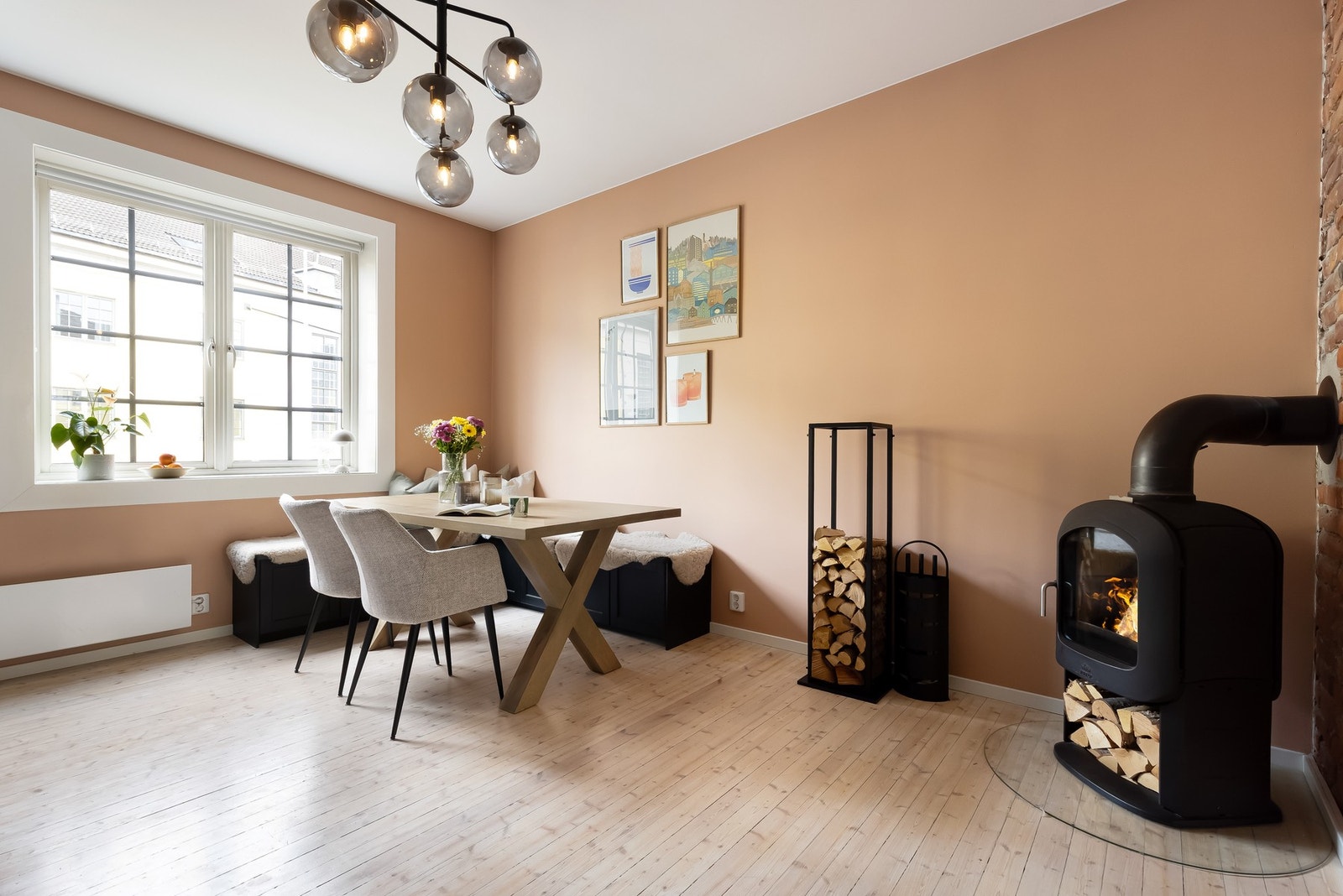 På kjøkkenet er det også god plass til et stort spisebord hvor du kan invitere venner og familie til hyggelige lag! Galleribilde