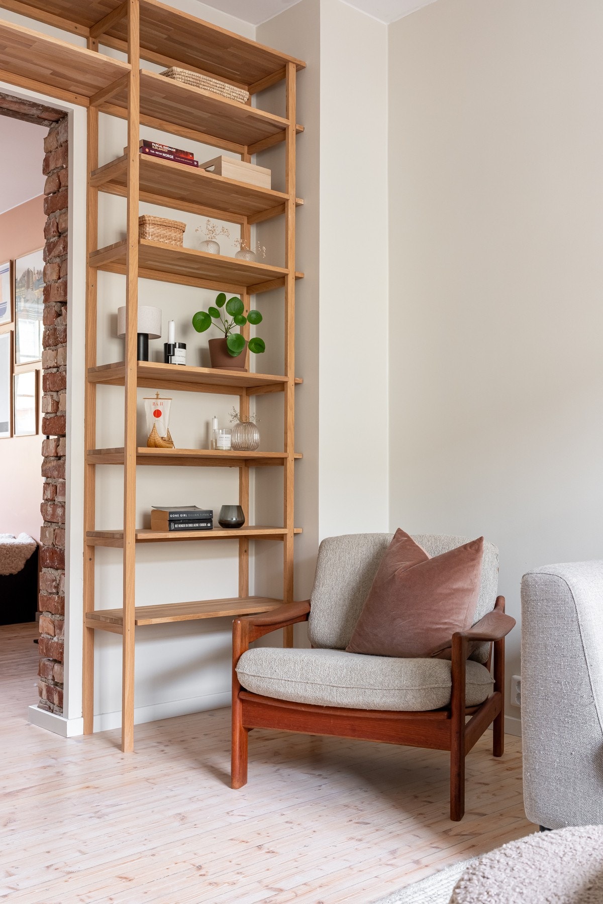 Stuen har en god utforming som gjør det lett å innrede etter eget ønske. Galleribilde