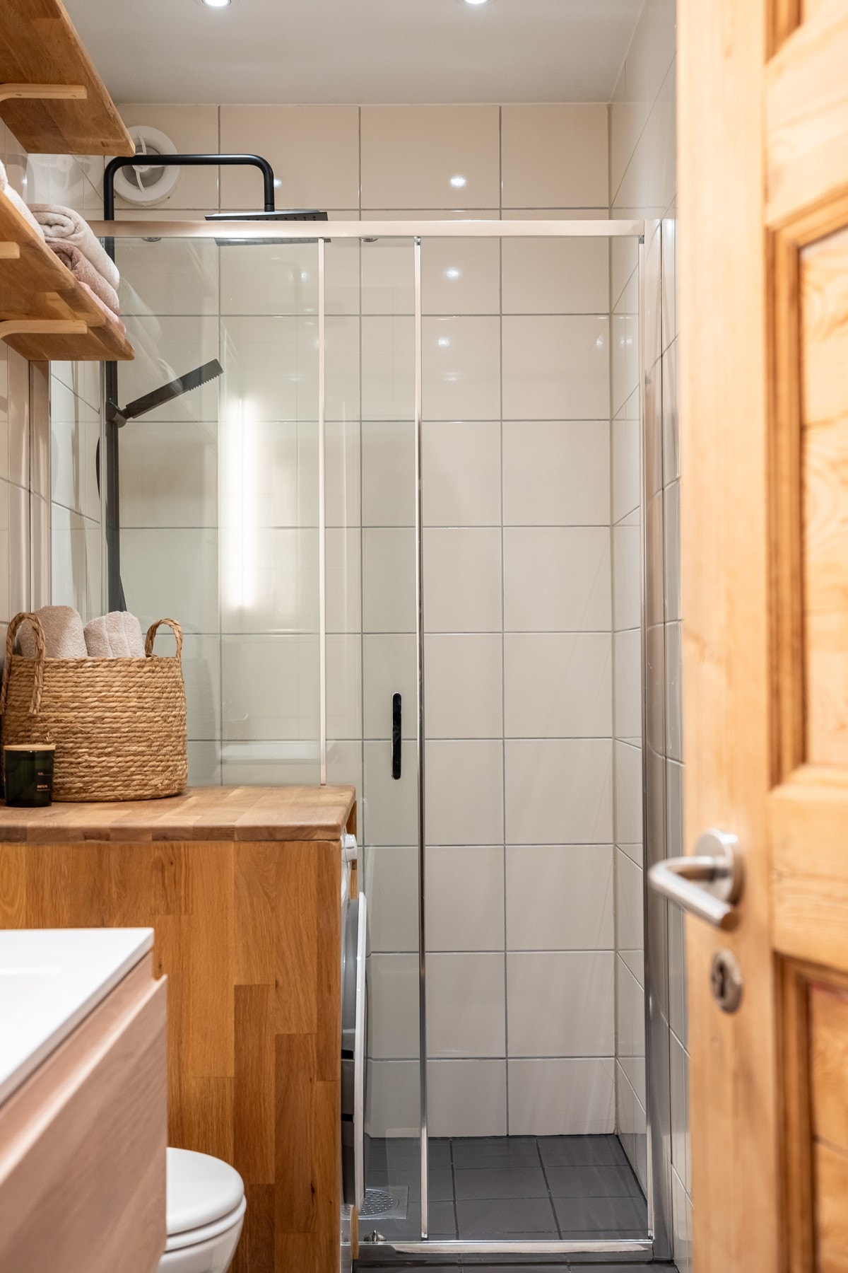 Badet ligger i tilknytning til entreen og fremstår lyst og pent. Galleribilde