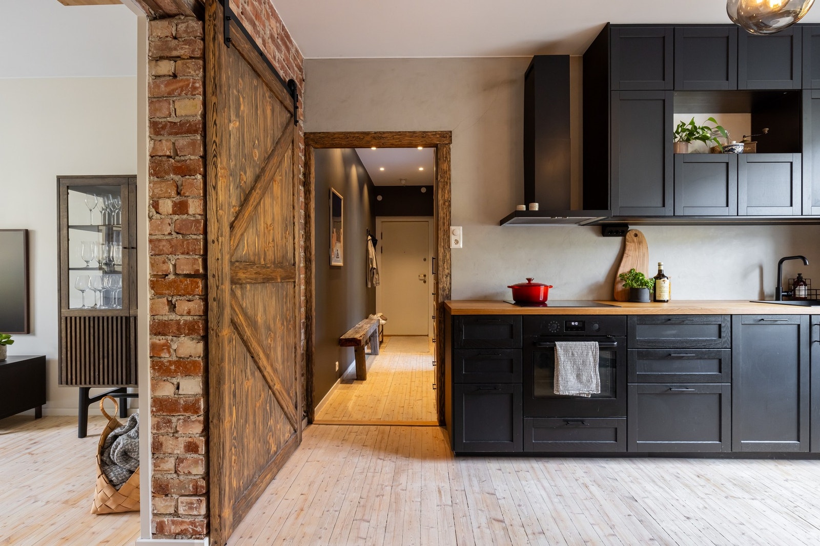 Med lekre og originale detaljer som rosett, peisovn og teglsteinsvegg, oppleves boligen både romslig og stilfull. Galleribilde