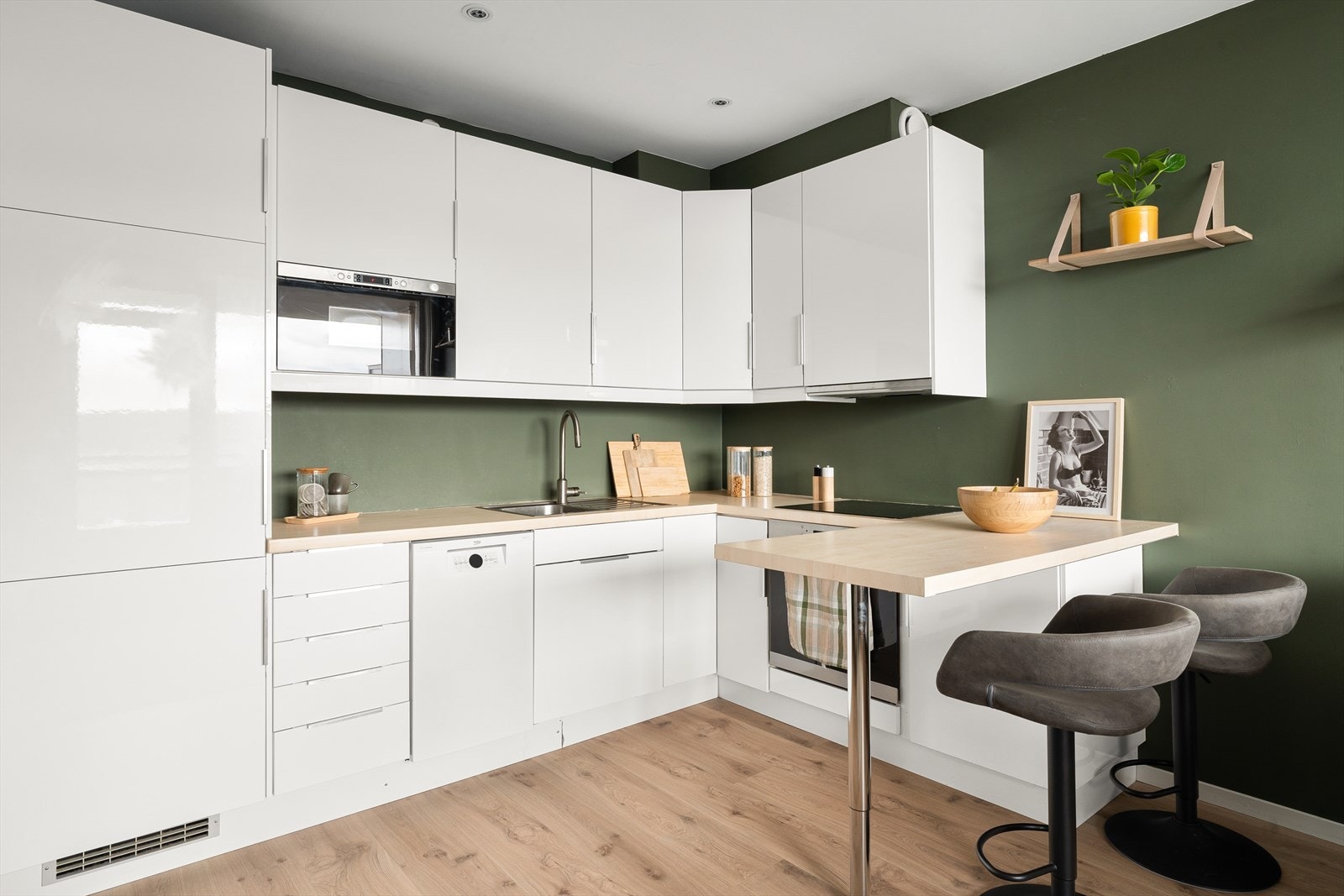 Et fint og moderne kjøkken fra 2013 levert av IKEA. Galleribilde