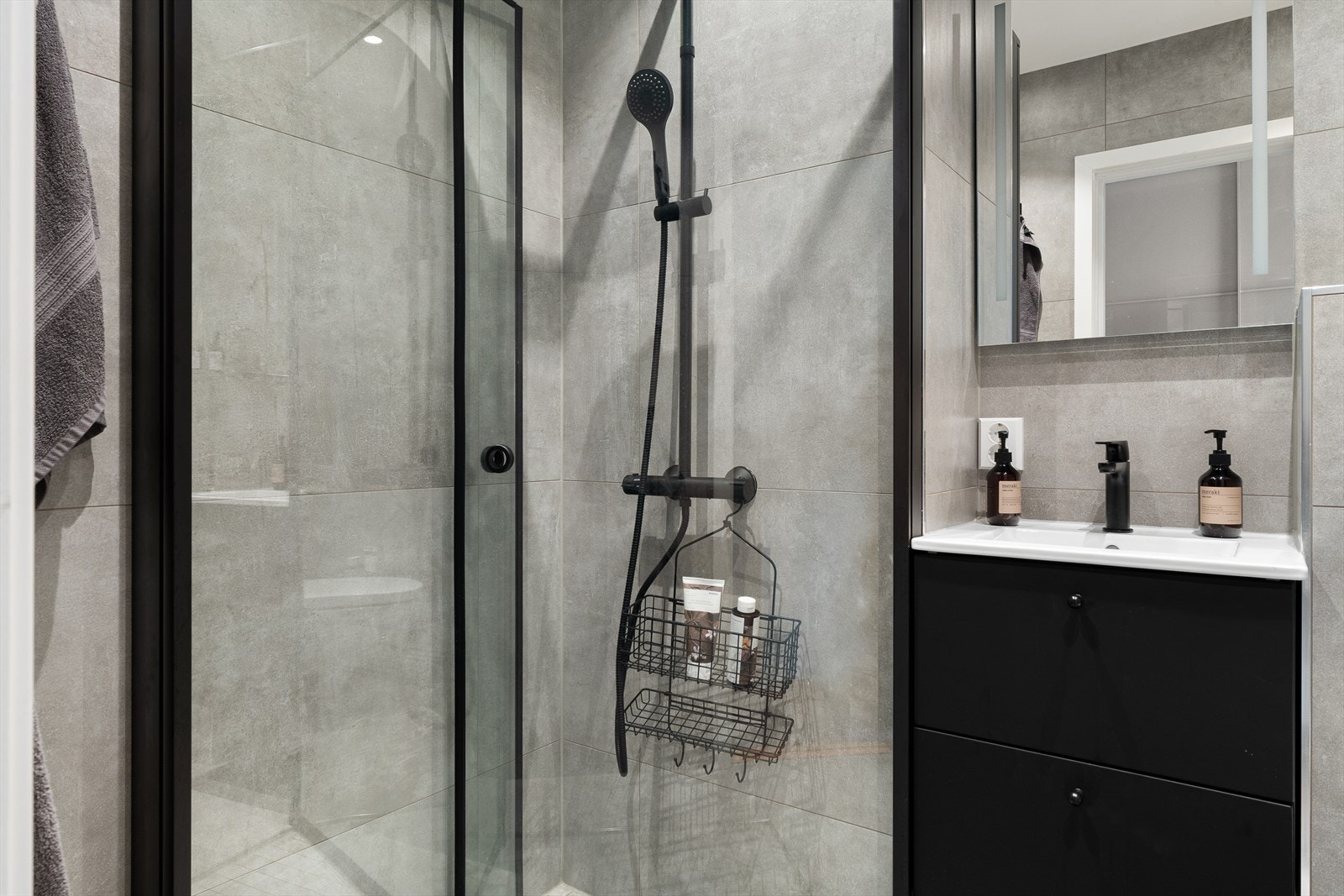 Et fint og moderne bad fra 2024. Helfliset med varmekabler i gulvet Galleribilde