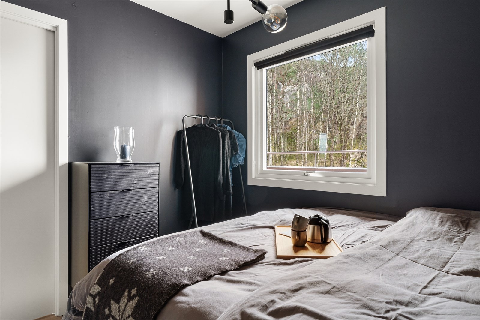 Her er det god plass til dobbeltseng og garderobeskap. Galleribilde