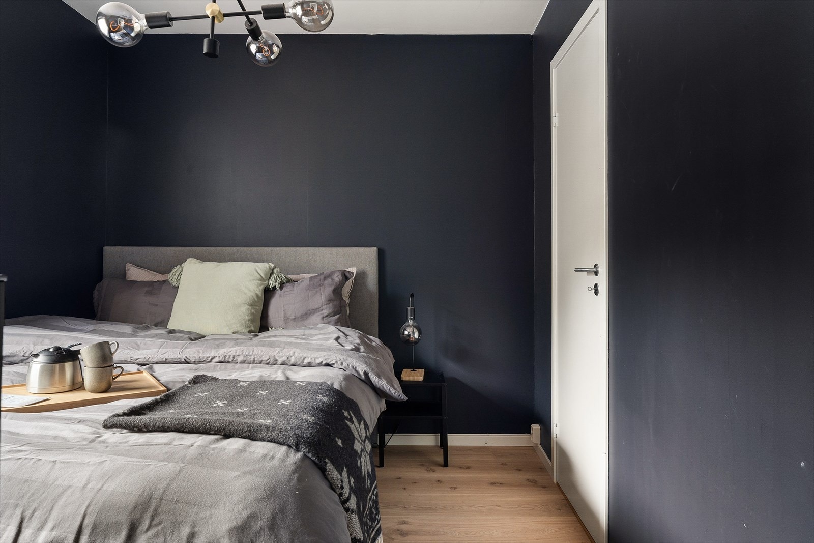 Veggene er malt i en mørk og behagelig farge. Galleribilde