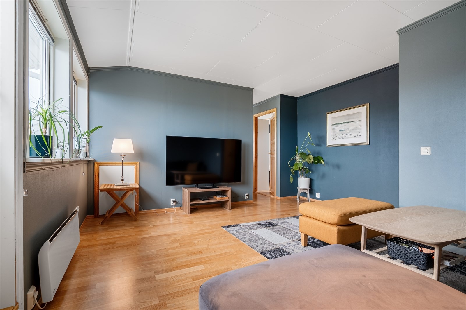 Romslig stue med god plass for møblering. Galleribilde