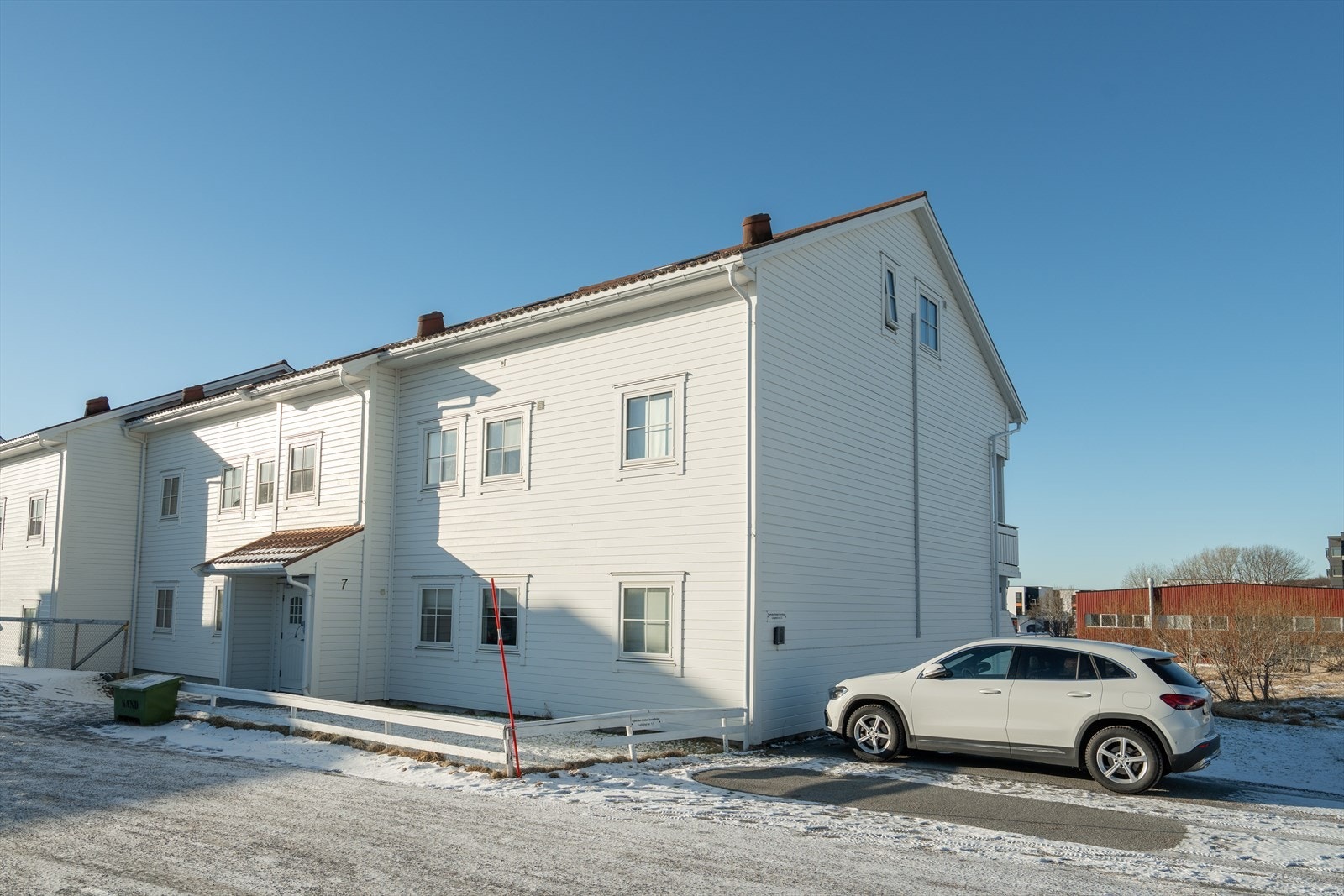 Inngangsparti med parkeringsplasser. Galleribilde