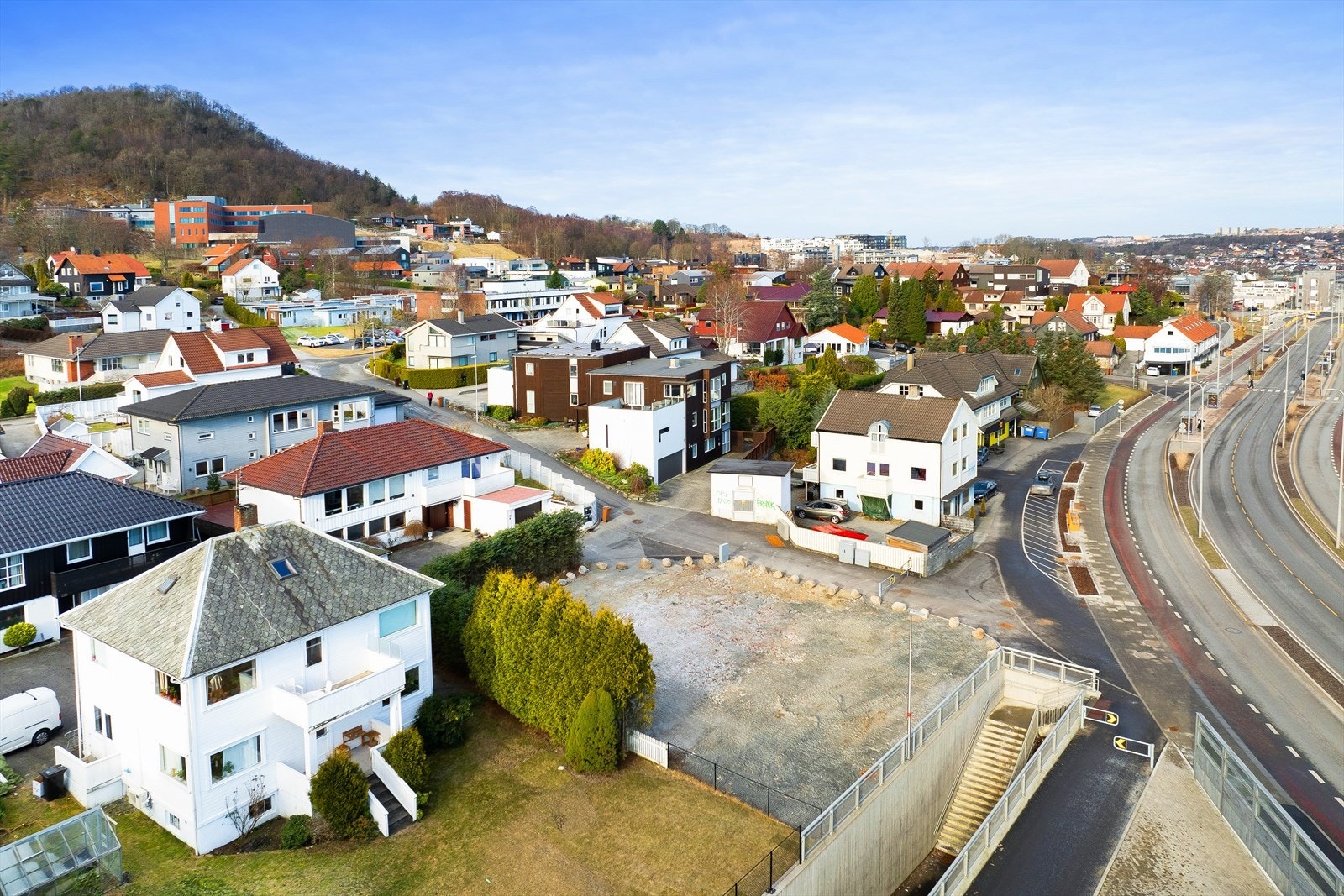 Få minutters gange unna ligger Jåttåvågen med kjøpesenter, utallige arbeidsplasser, helsetilbud, treningssentre, restauranter m.v. Galleribilde