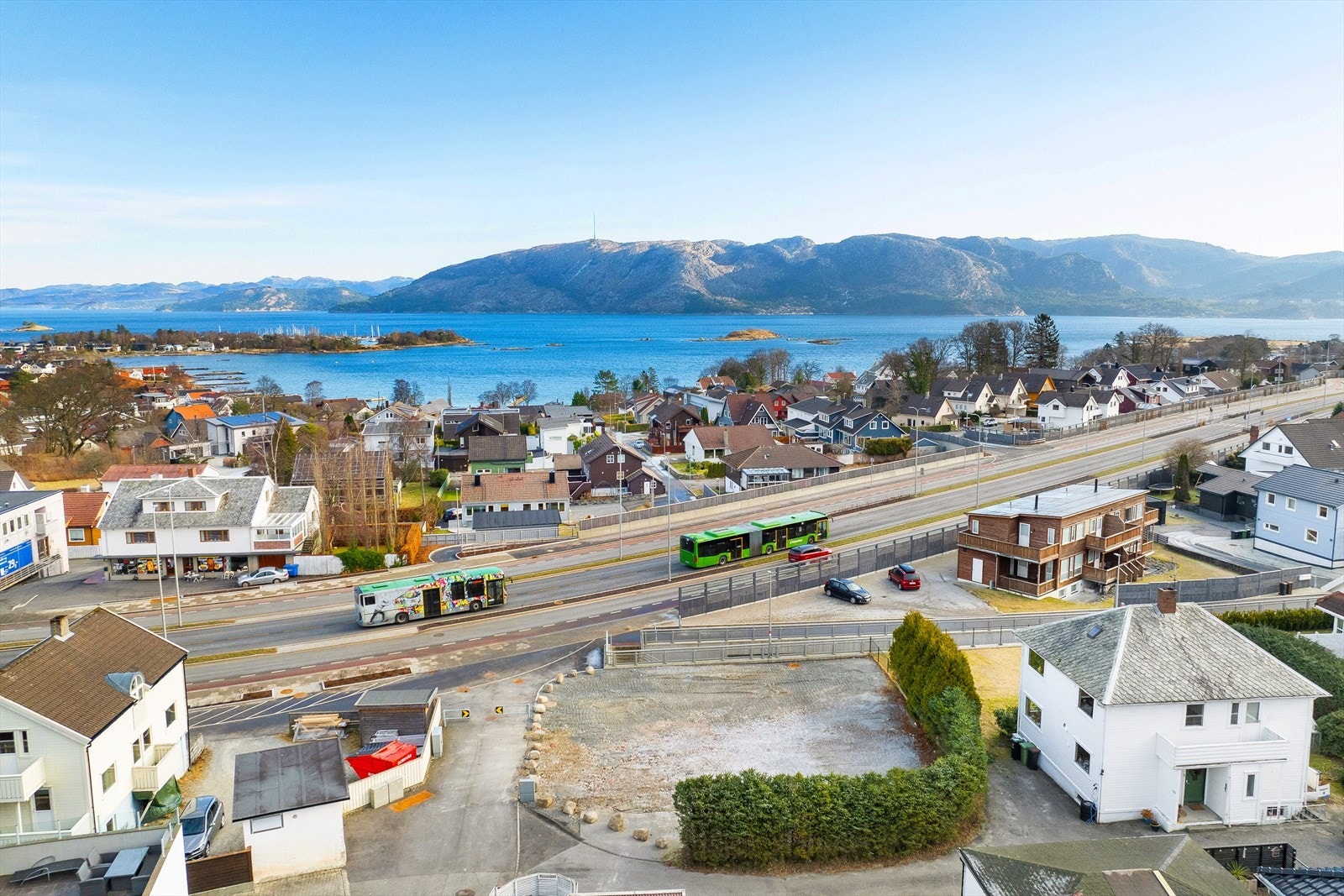 Det er nesten ikke mulig å få en mer sentral beliggenhet. Bussveien er like ved og det er gåavstand til togstopp både på Gausel og Jåttåvågen Galleribilde