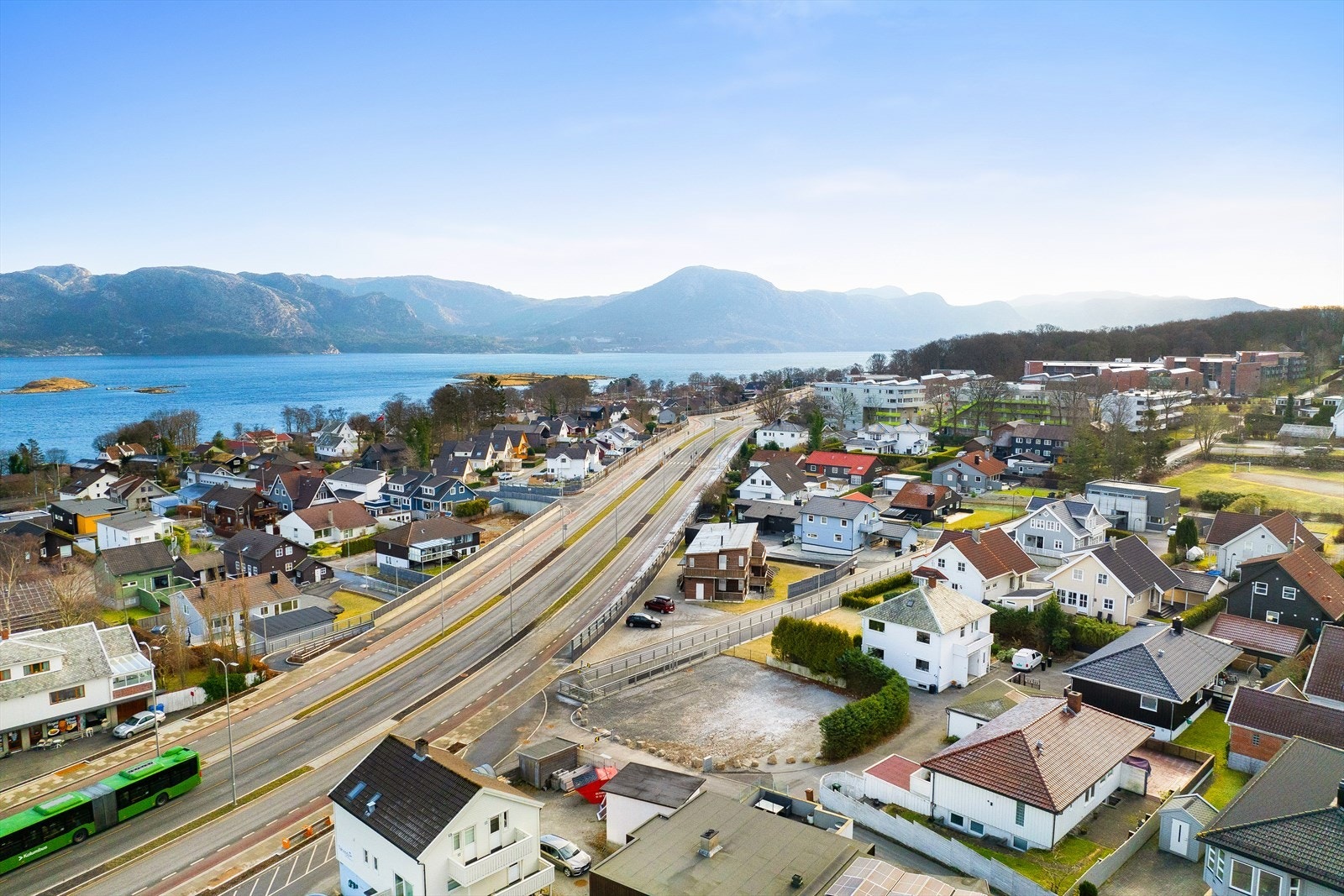 Det er kort vei til Gauselskogen og det er nydelige turområder langs fjorden Galleribilde