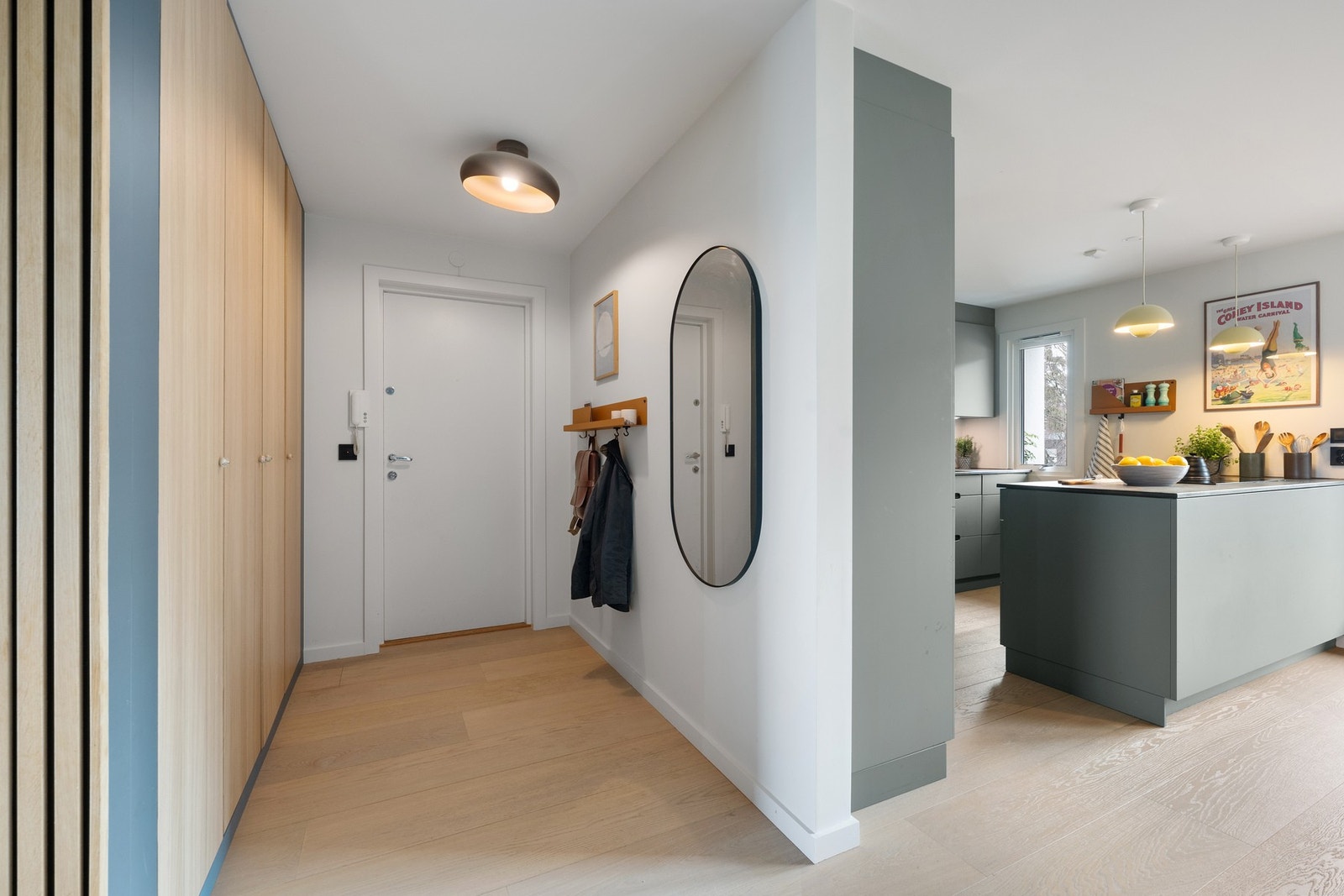 Velkommen inn til en smart og stilfull entré med romslige garderobeskap, perfekt for effektiv oppbevaring. Galleribilde