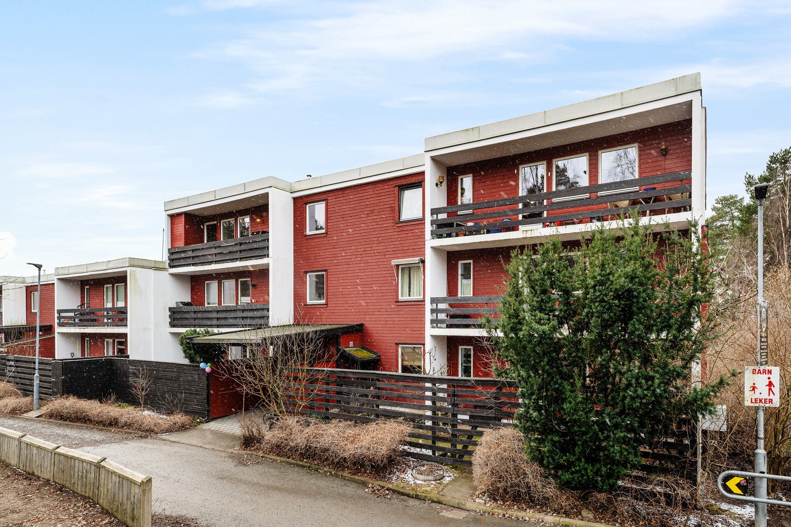 Boligen ligger i et familievennlig og rolig boligområde, med kort vei til barnehager, skoler og lekeområder, perfekt for småbarnsfamilier. Galleribilde