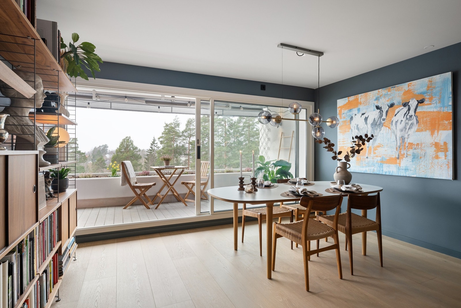 Store skyvedør mot terrassen som fyller rommet med mye naturlig lys. Leiligheten er gjennomgående med uteplasser på begge sider. Galleribilde