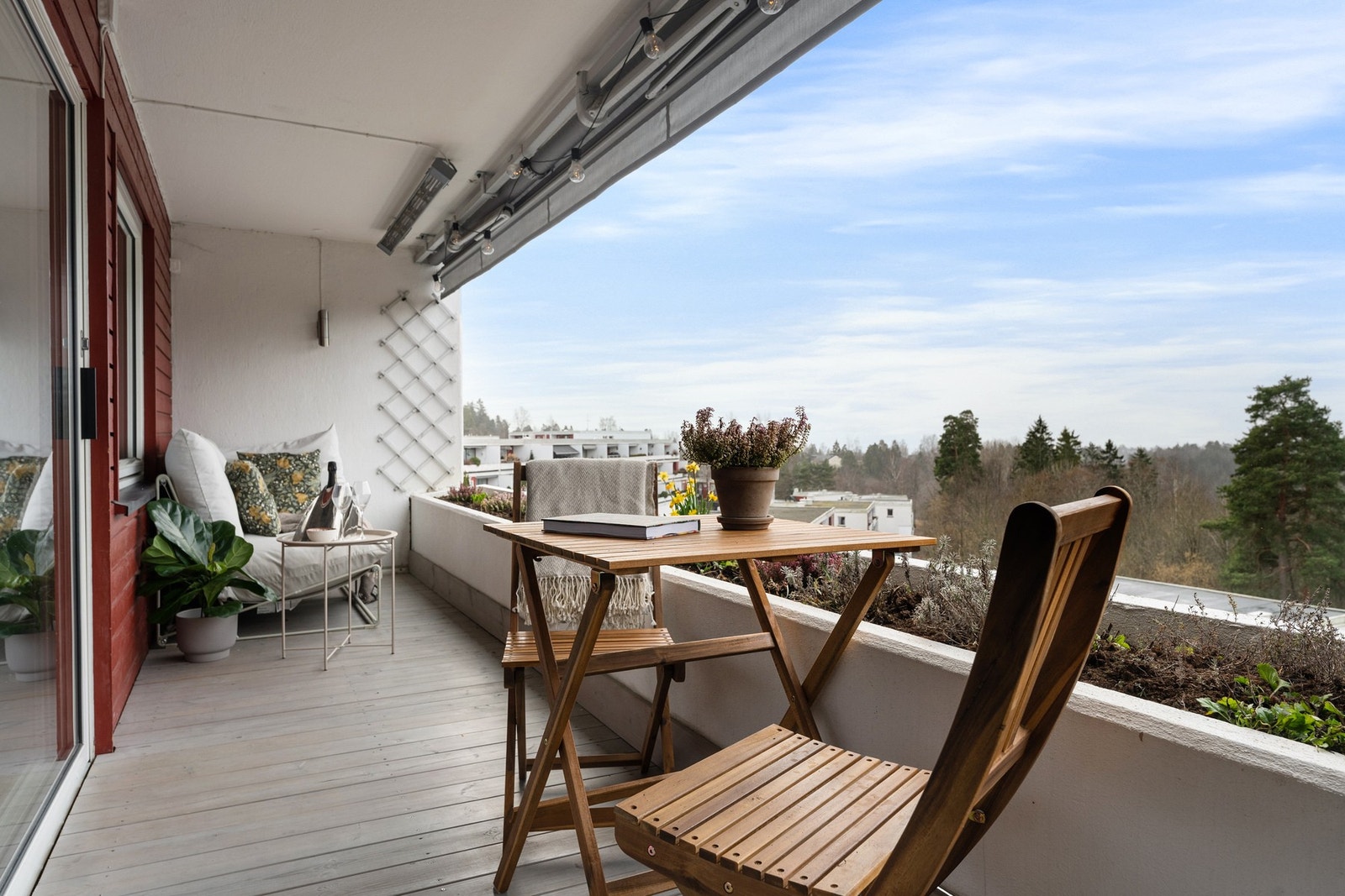 Den sydvestvendte terrassen byr på flotte solforhold og en fri utsikt uten innsyn. Her kan du nyte rolige morgener eller sene sommerkvelder i skjermede omgivelser. Terrassevarmer og markise forlenger sesongen. Galleribilde