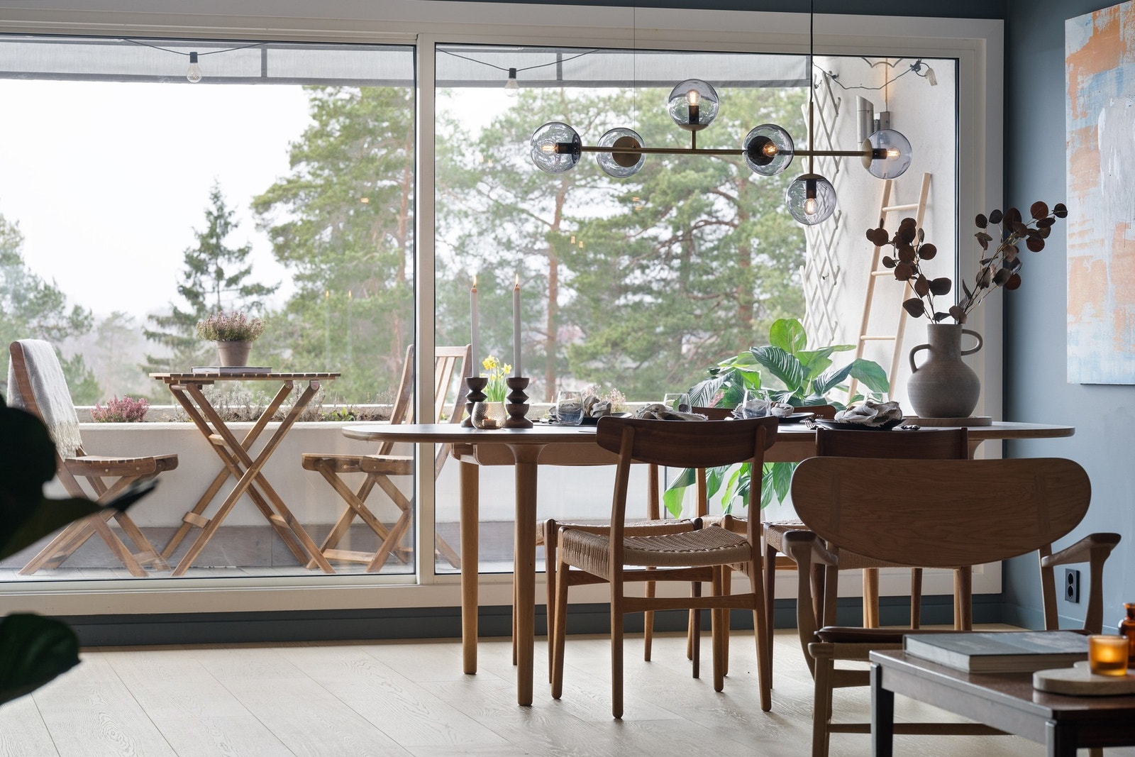 Opplev den luftige følelsen i denne topp- og endeleiligheten som ble totaloppusset i 2022. Med en smakfull åpen planløsning, rikelig med naturlig lys og direkte tilgang til en solrik terrasse. Galleribilde