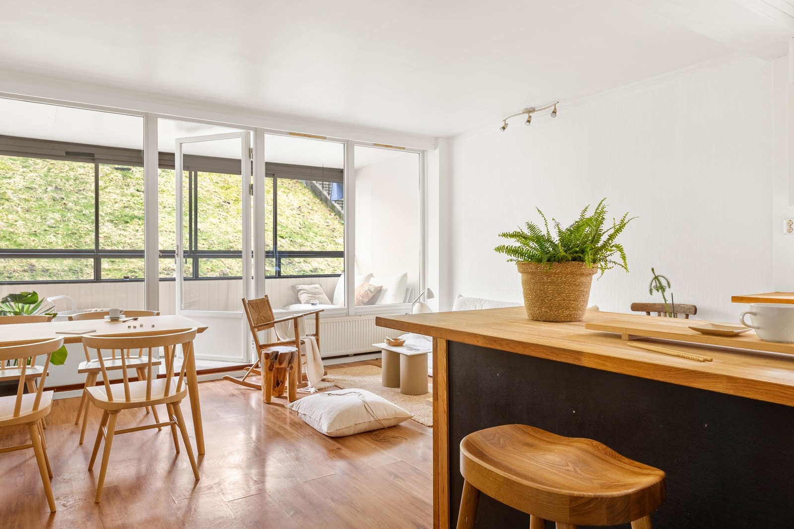 Leiligheten har en solrik innglasset balkong målt til 9 kvm! Galleribilde