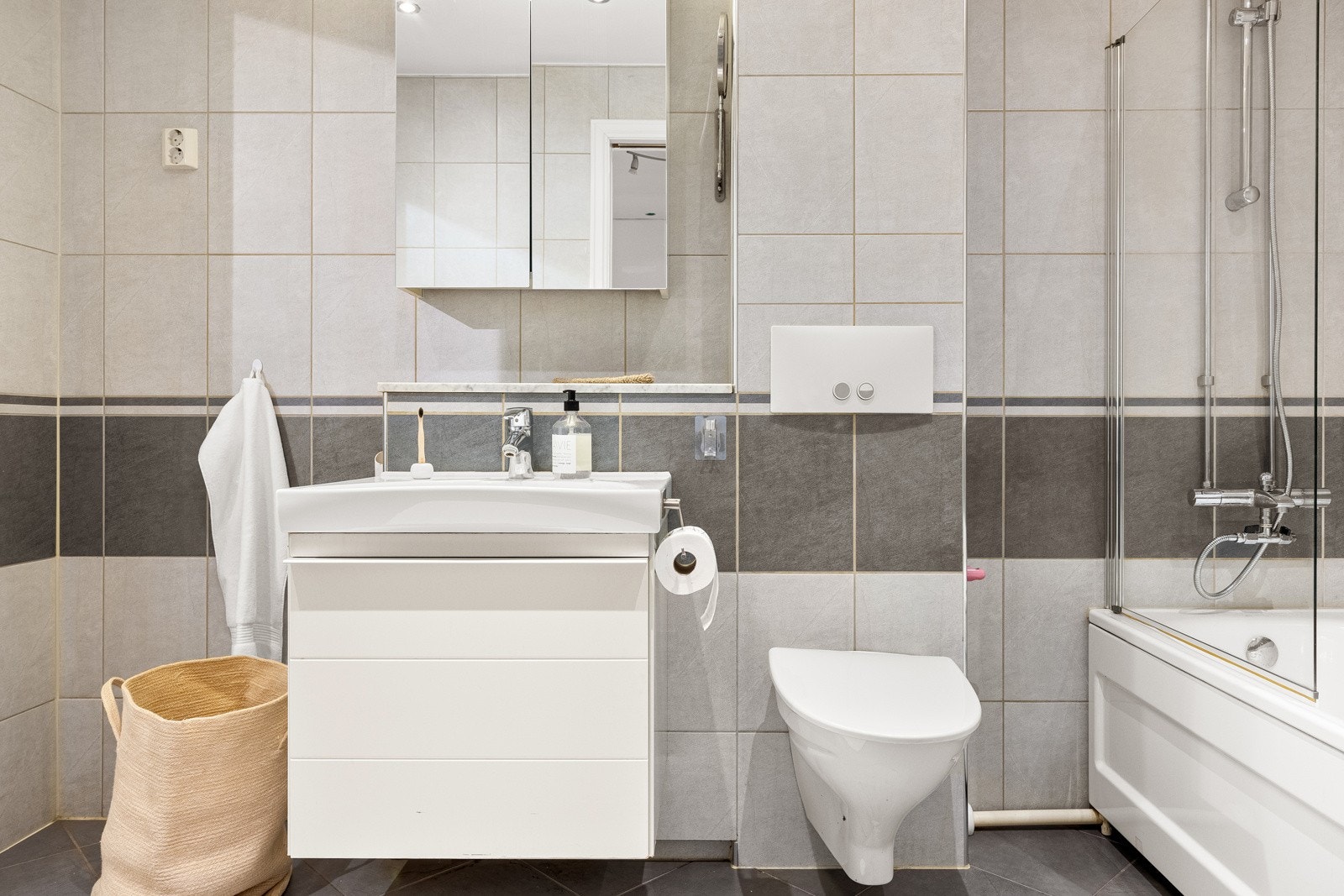 Badet er målt til ca. 5,5 kvm. Bad ble sist pusset opp i 2007. Galleribilde