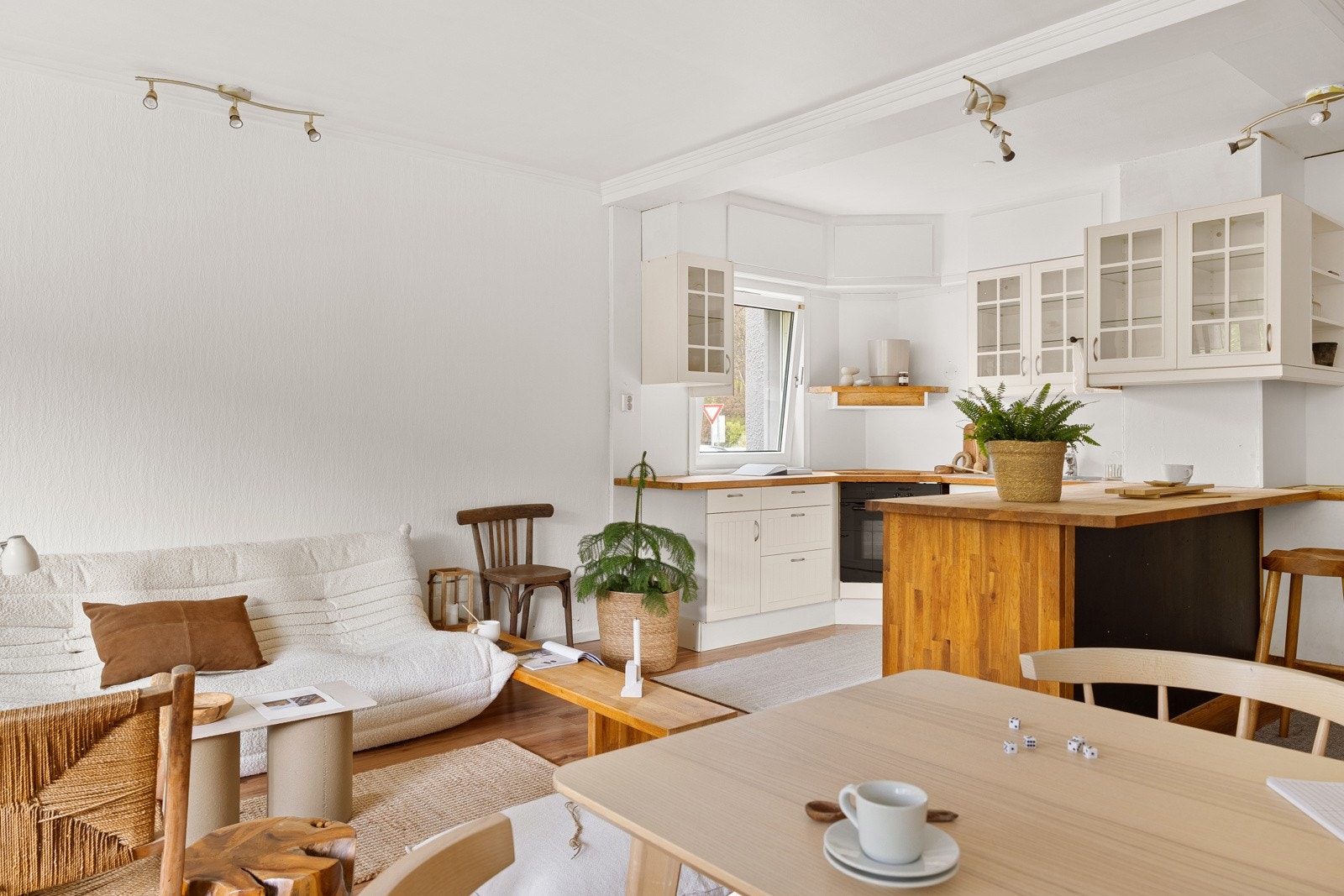 Kjøkkenet har IKEA-innredning fra 2007 med hvite profilerte fronter. Galleribilde