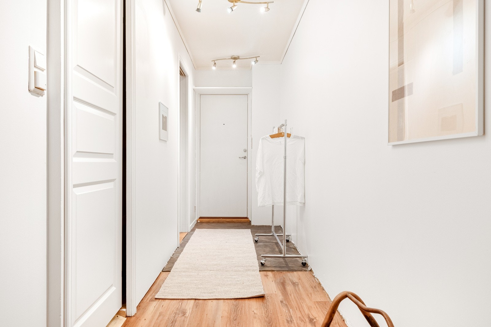 Velkommen inn! Lys og innbydende entré med plass til yttertøy og sko. Galleribilde