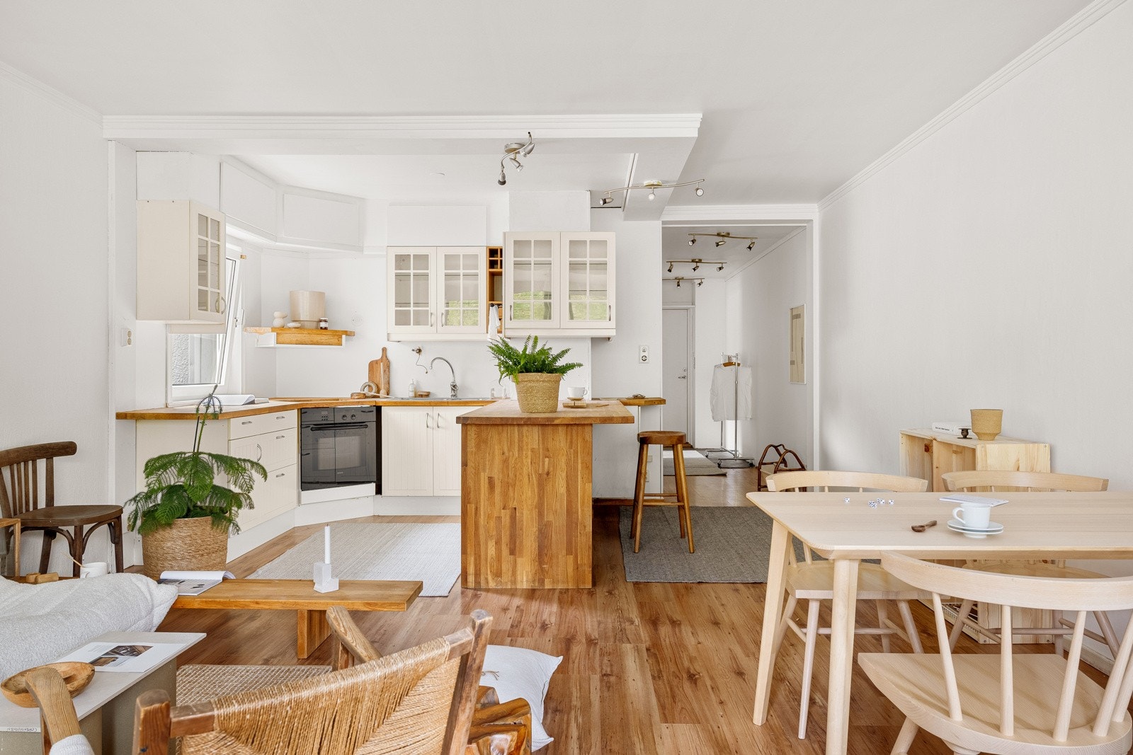 Stuen er åpen og romslig, og har godt med plass til både sofa- og spisegruppe. Galleribilde