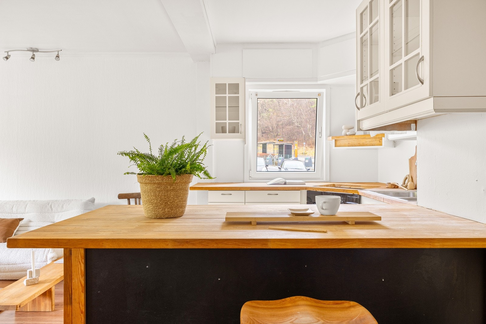 Kjøkkenet har en praktisk innredning med god arbeids- og oppbevaringsplass. Galleribilde