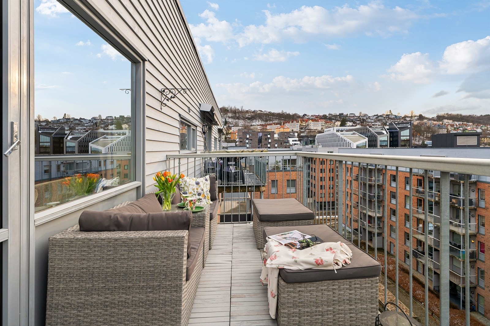 Leiligheten har utgang fra stuen til en romslig vestvendt balkong med god plass til sittegruppe og tilhørende møbler. Galleribilde