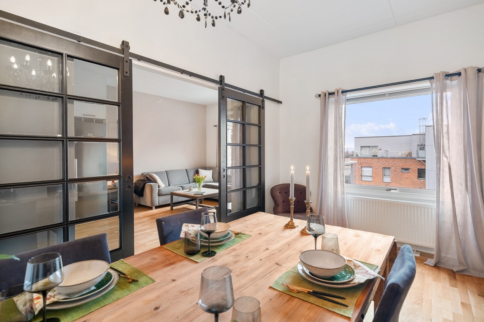 Praktisk og hyggelig spisestue, med god plass til stort spisebord. Galleribilde