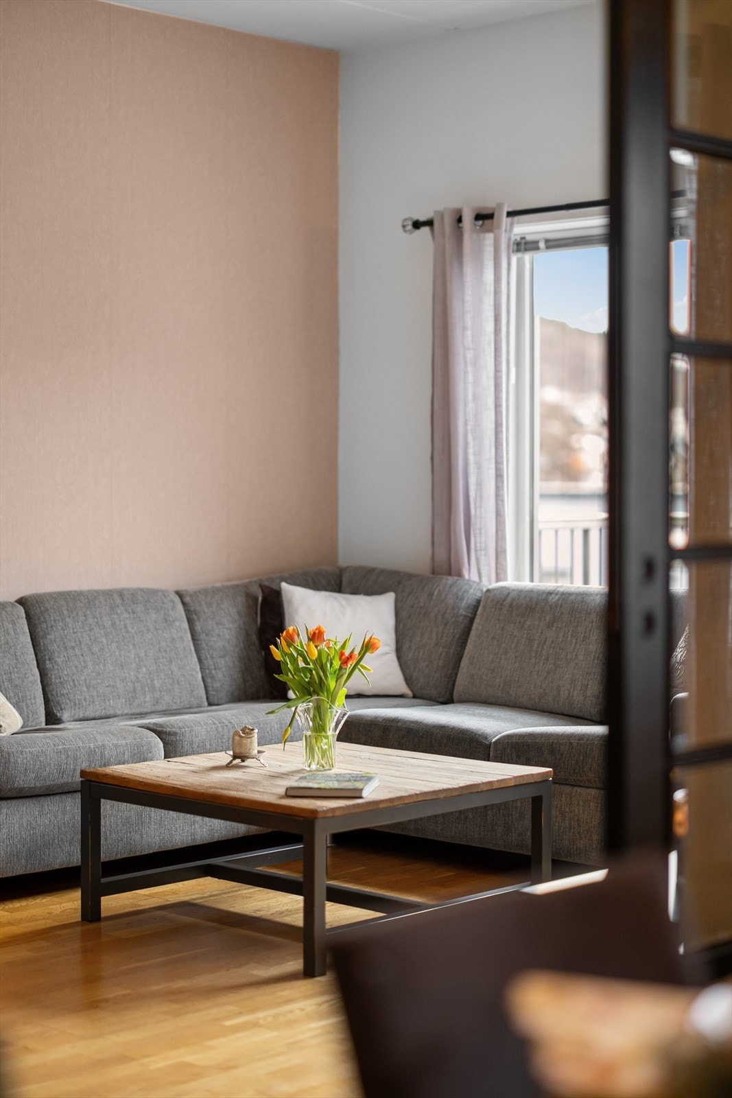 Stuen har en moderne kontrastvegg som tilfører rommet stil og dybde, og skaper en spennende visuell effekt. Galleribilde