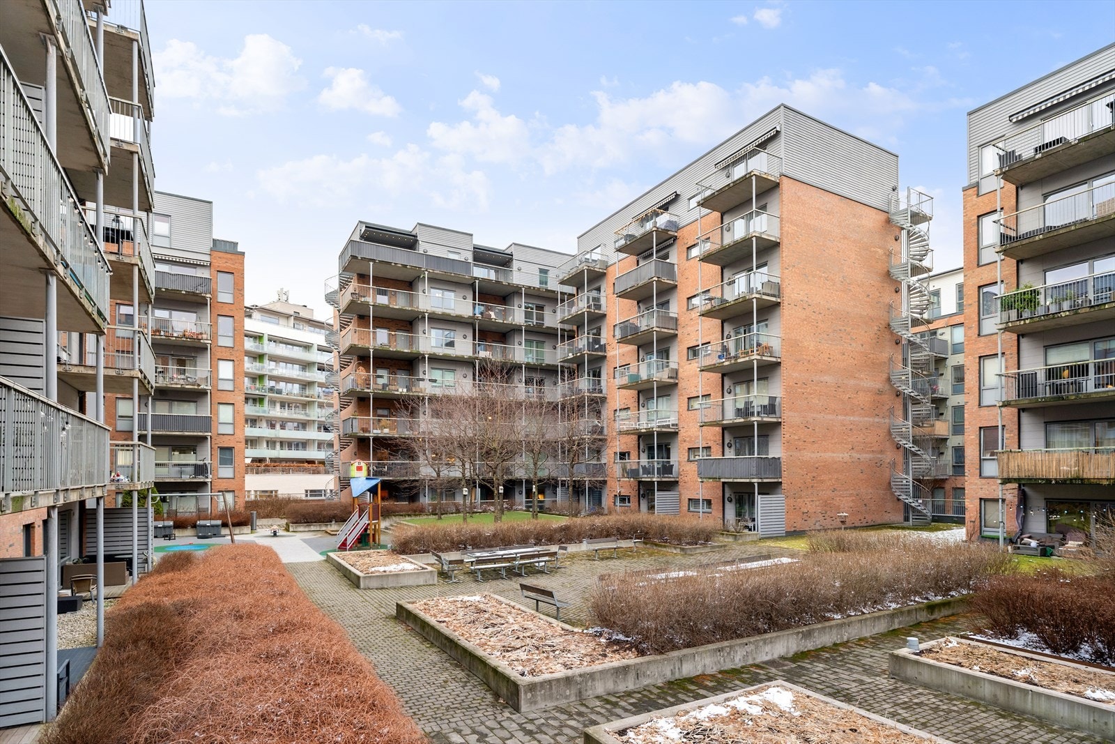 Borettslaget har trivelige fellesområder med lekeplass, gressplen og sittegrupper. Det er asfalterte og steinsatte gangveier som binder sammen bygningene. Galleribilde