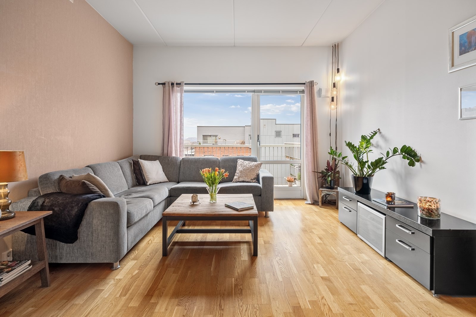 Store vindusflater som gir rikelig med naturlig lys til både stue og kjøkken, og skaper en lys og luftig følelse. Galleribilde