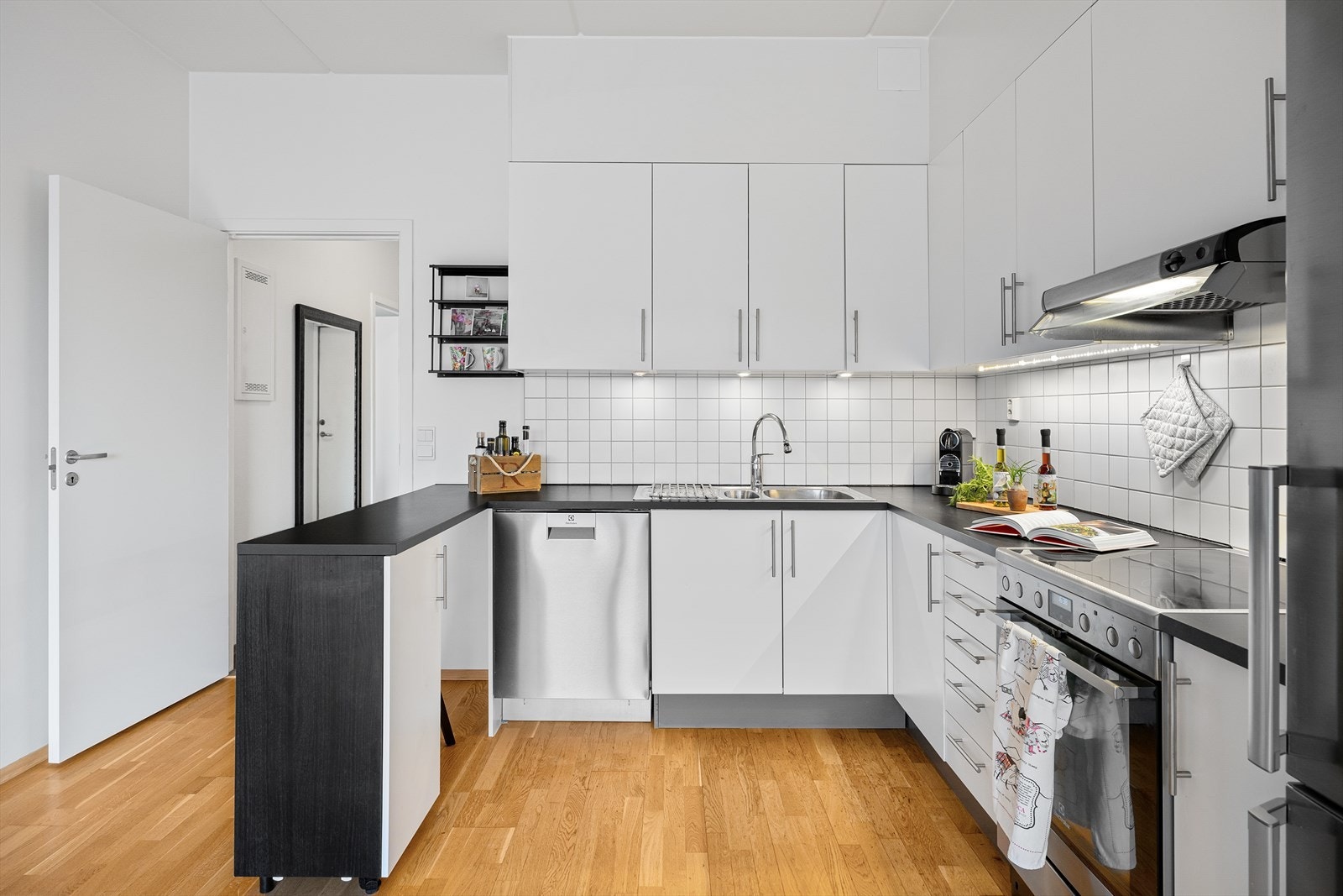 Kjøkkenet er innredet og designet med tanke på funksjonalitet og har godt med benk- og skapplass. Galleribilde