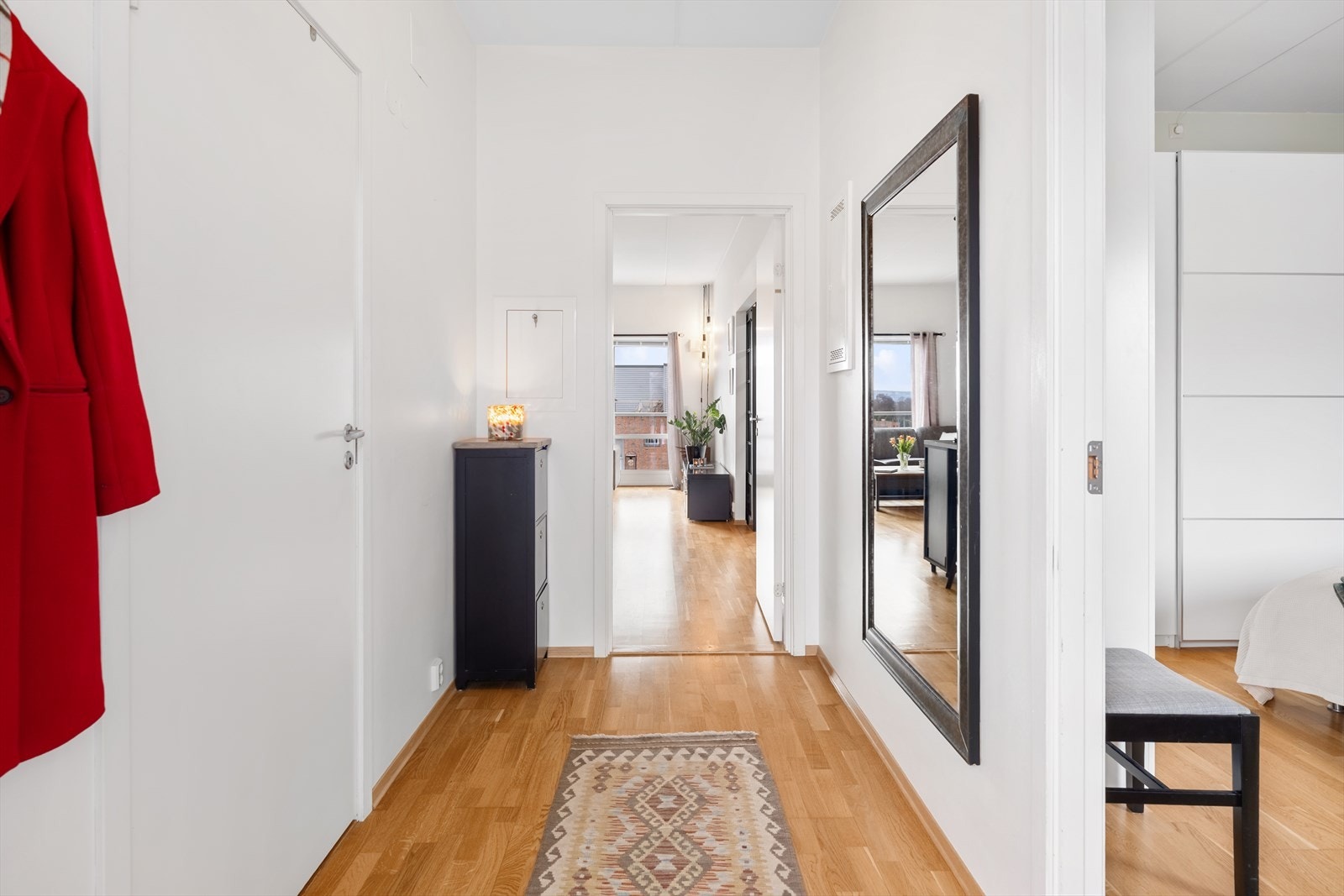 Lys og innbyende gang med god plass til oppheng av yttertøy, skohyller e.l. Galleribilde