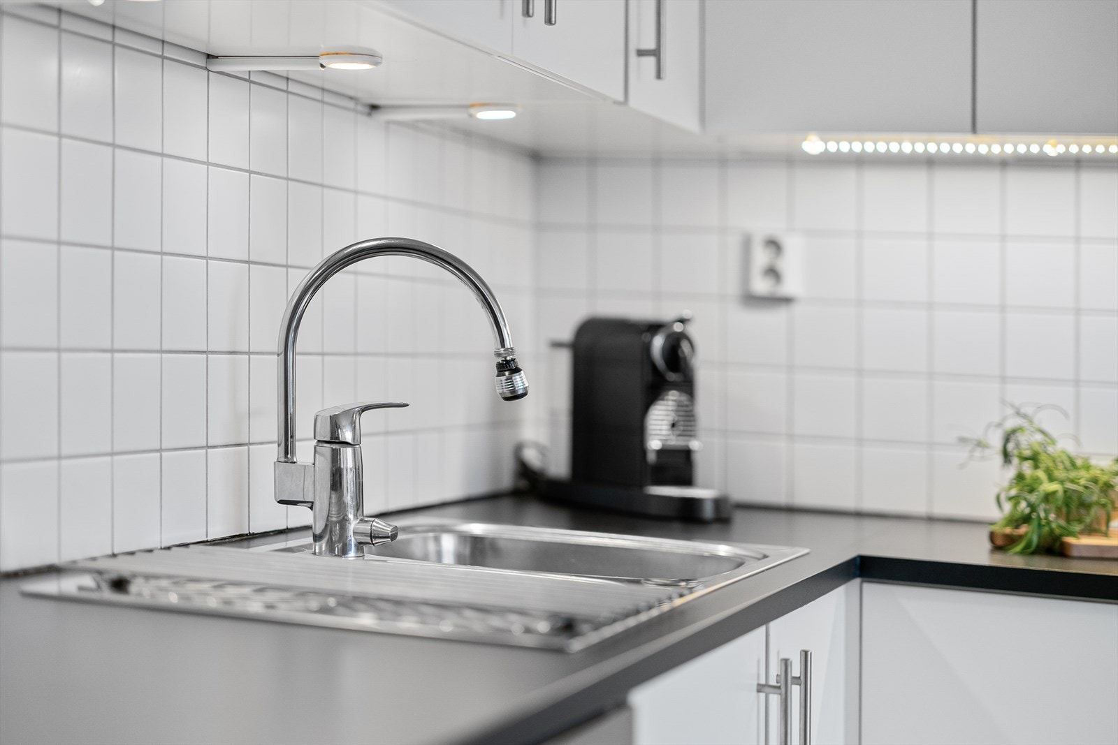 Det er montert belysning under overskap som gir godt med lys under matlagingen. Galleribilde