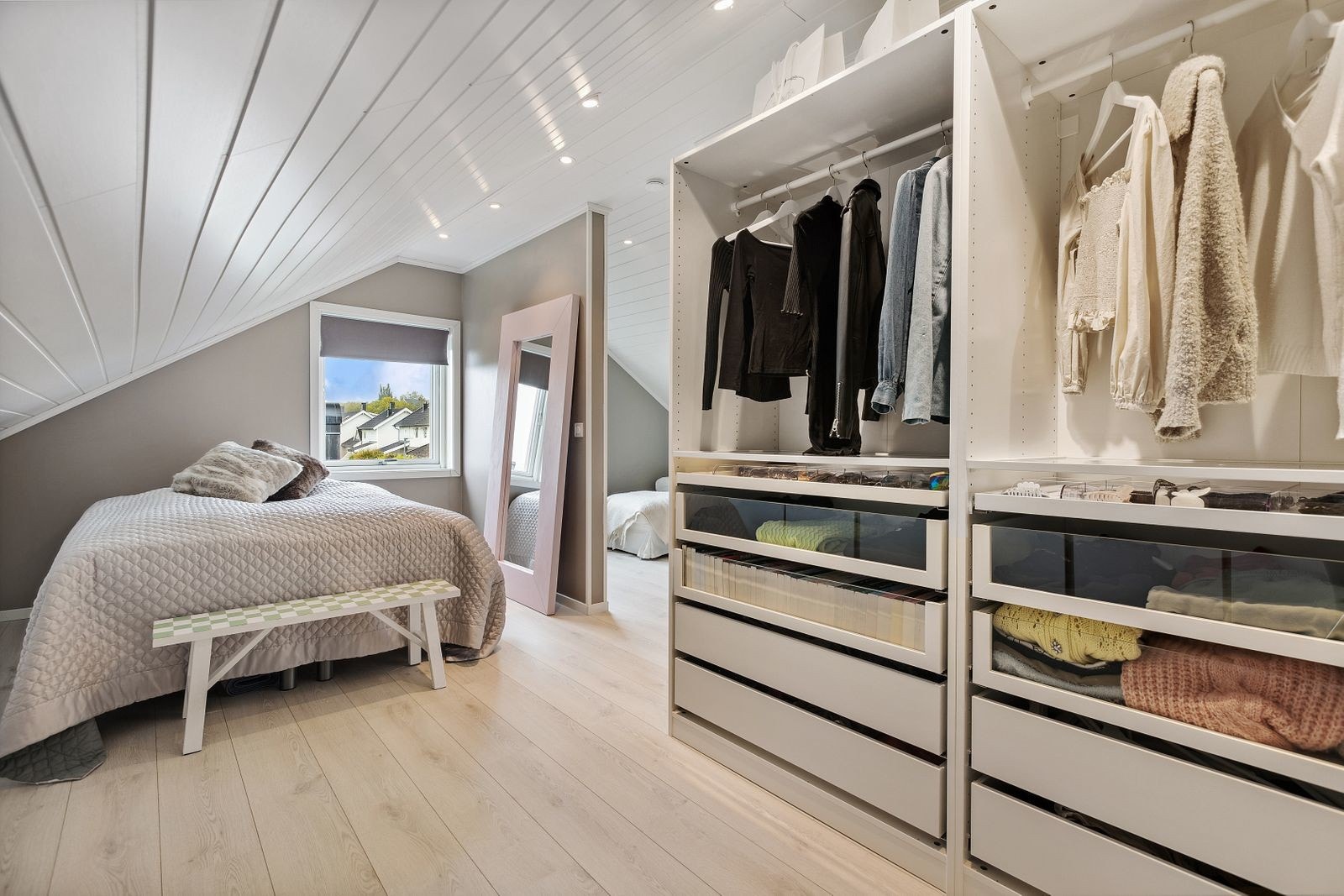 Loftetasjen er bestående av gang, soverom og loftstue. Galleribilde