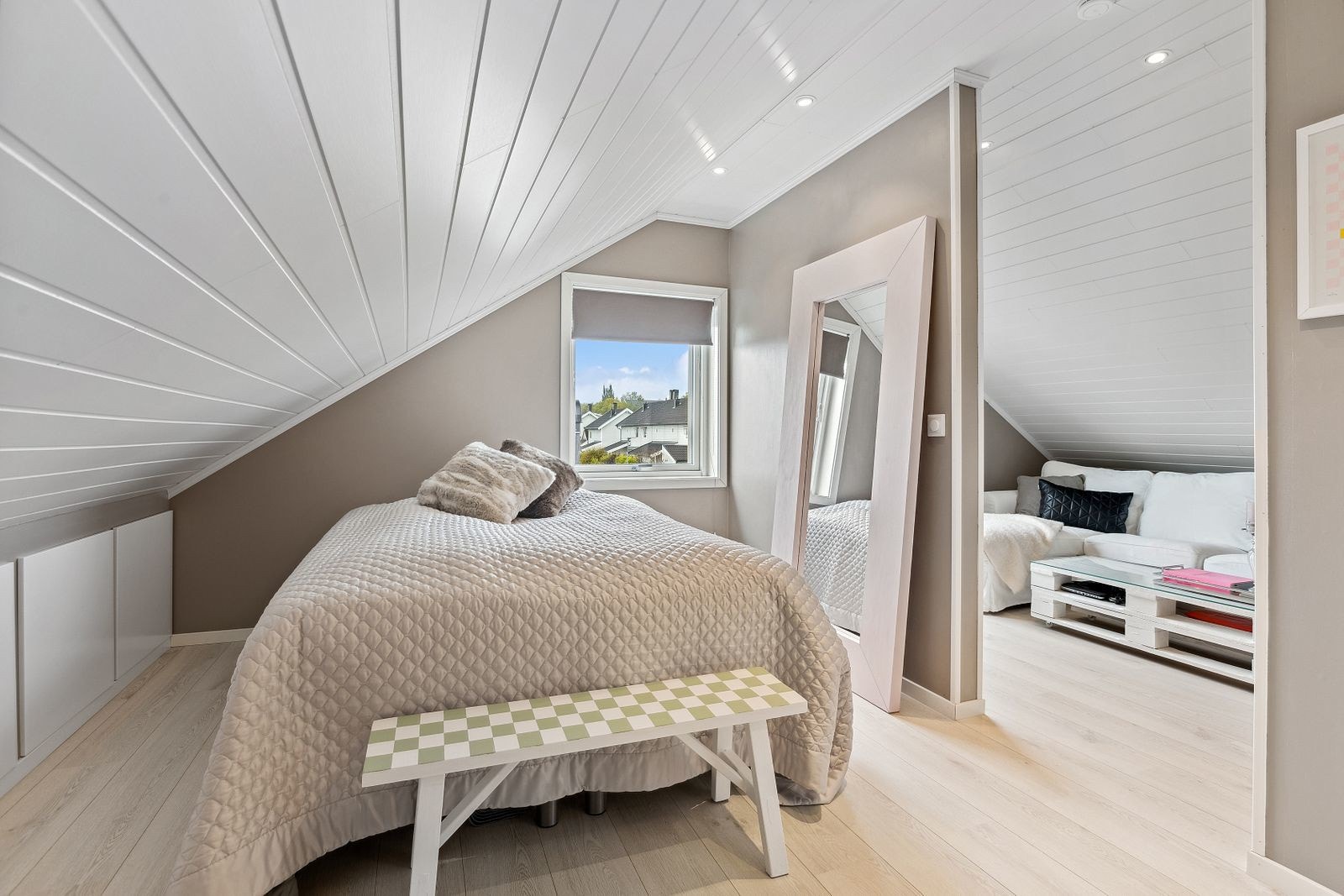 Soverom på loftetasjen ligger åpent til loftstue. Galleribilde