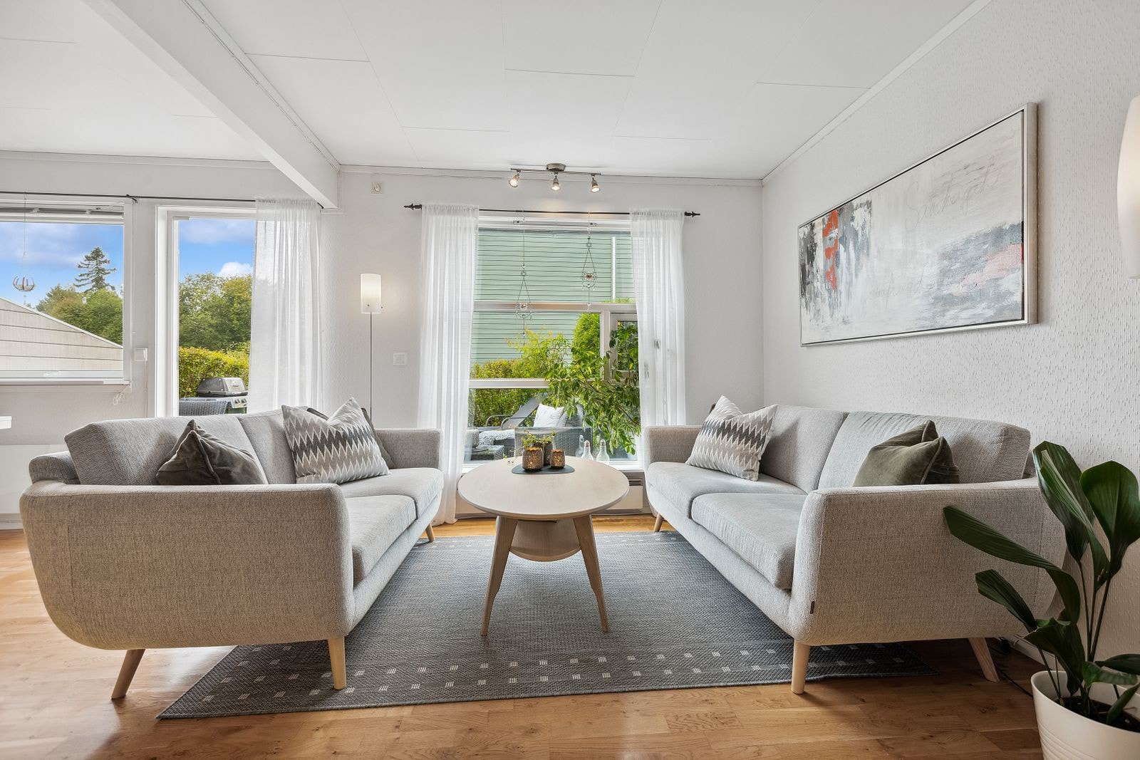 Oppholdsrommet har store vindusflater som gir rikelig med lysinnslipp. Galleribilde