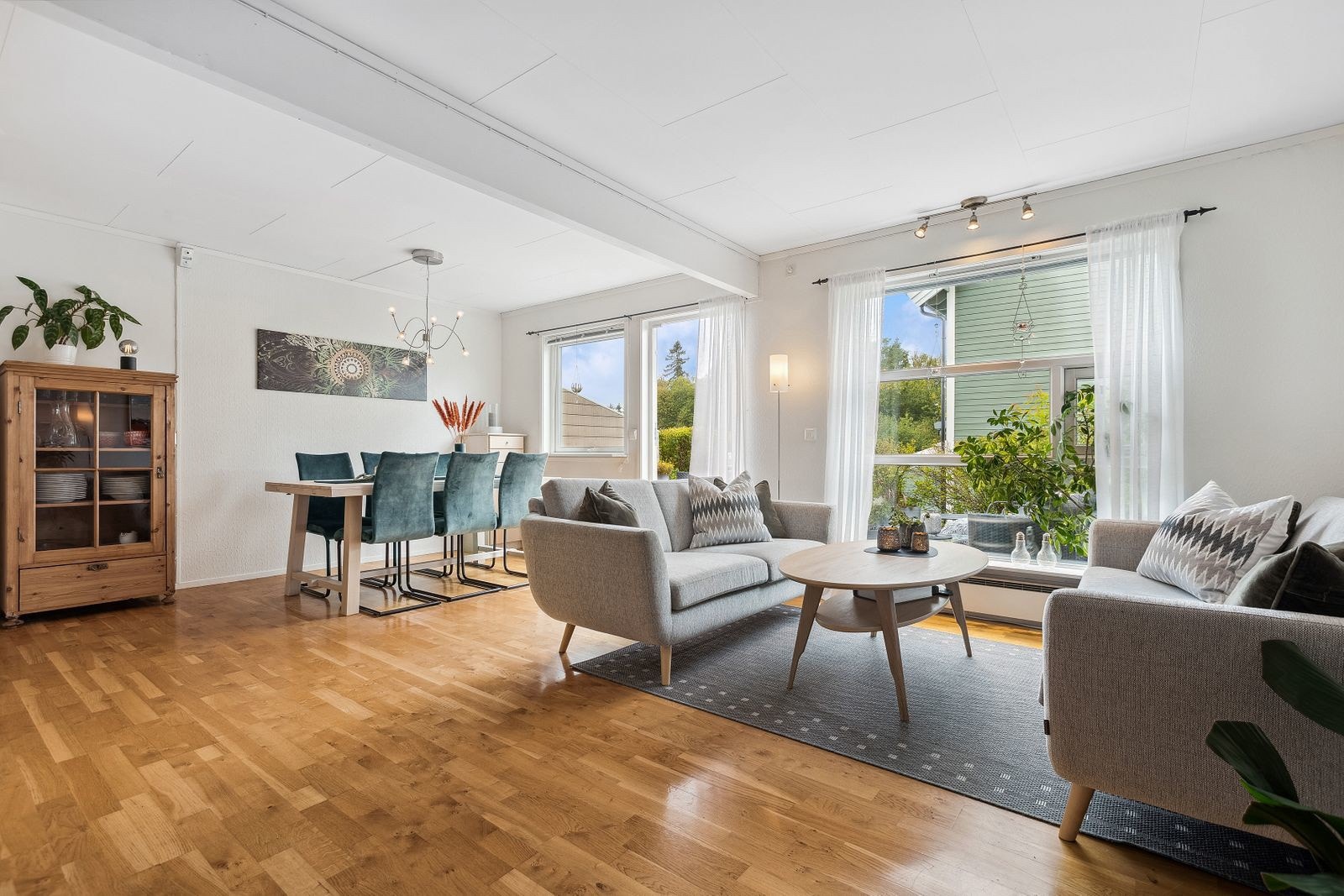 Rekkehuset er meget koselig og byr på en god planløsning fordelt på 3.etasjer Galleribilde